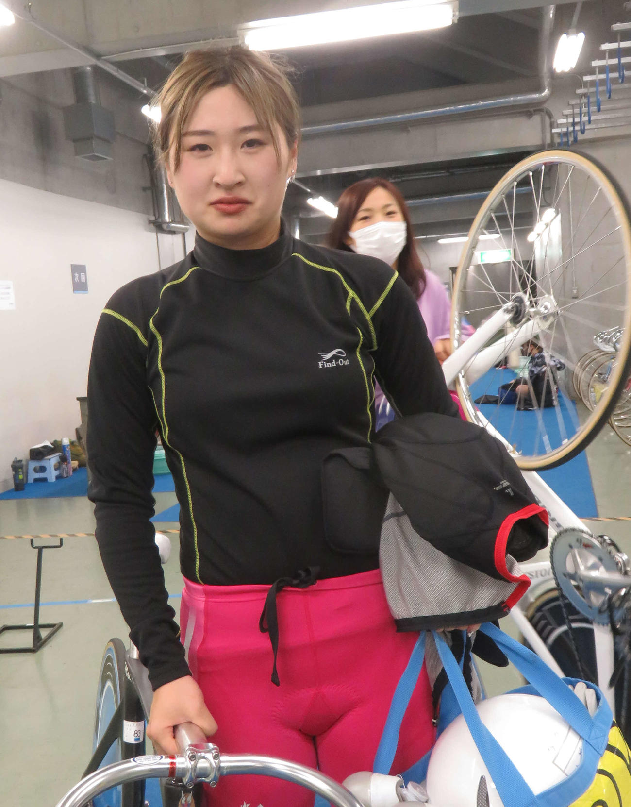 初優勝を狙う加藤舞。後ろは鈴木奈央（撮影・栗田文人）