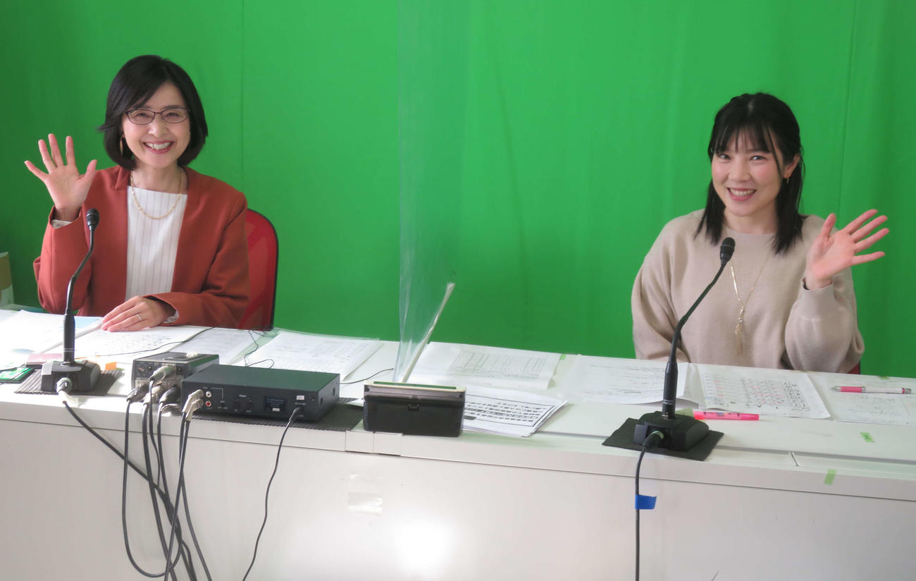 MCデビューした元選手の明珍裕子さん（右）と、メインMCの村上由美さん（撮影・栗田文人）