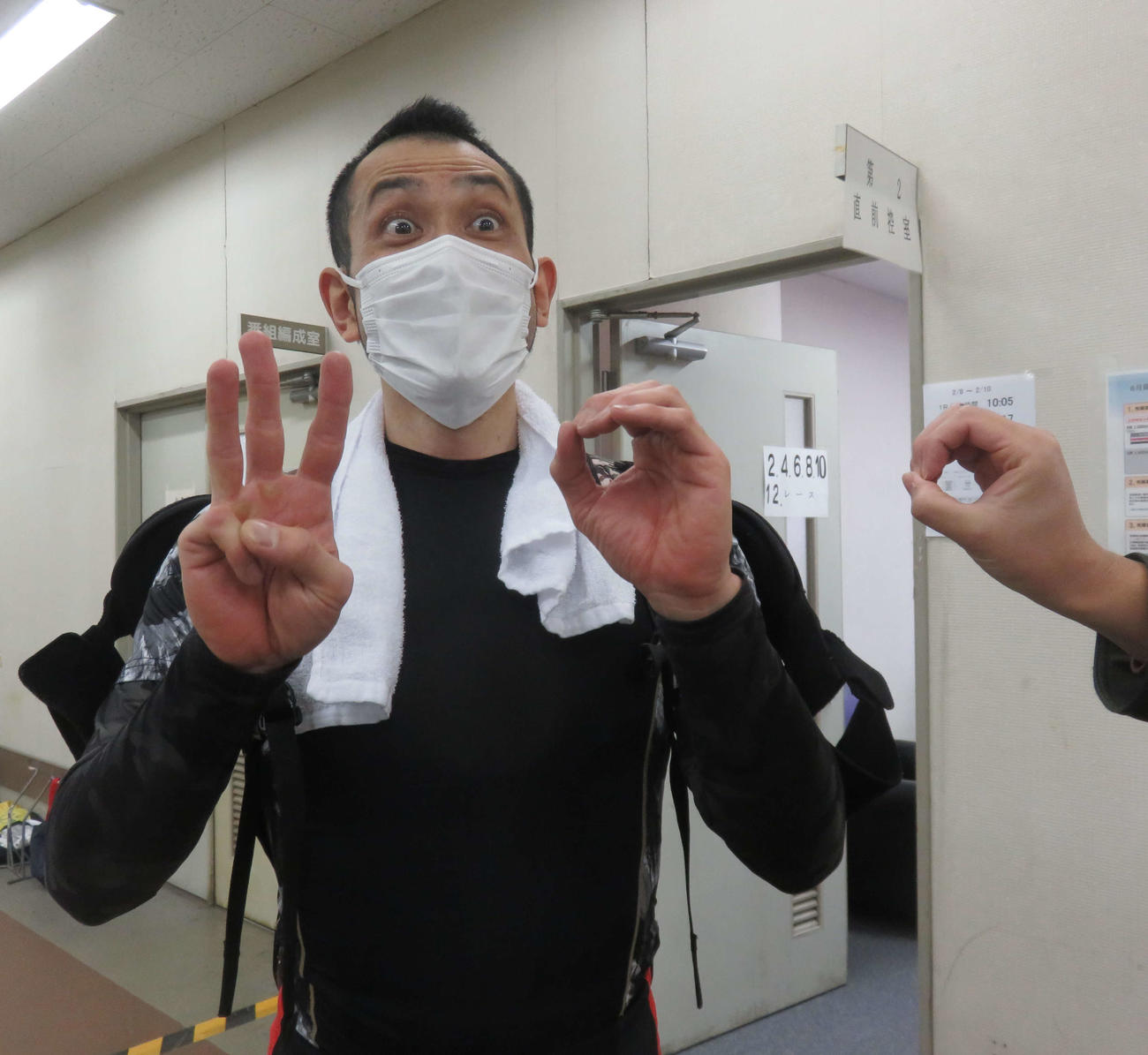 通算300勝ポーズをつくる藤原憲征（撮影・栗田文人）