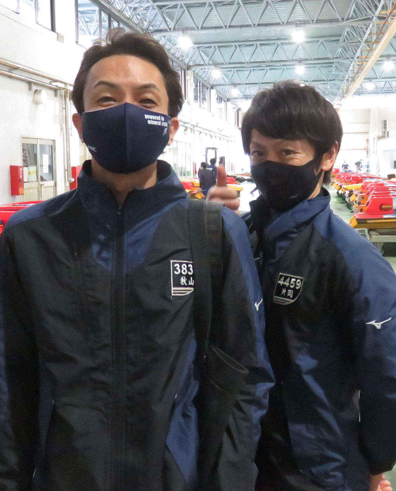 秋山広一（左）が弟子の片岡雅裕と並んでツーショット