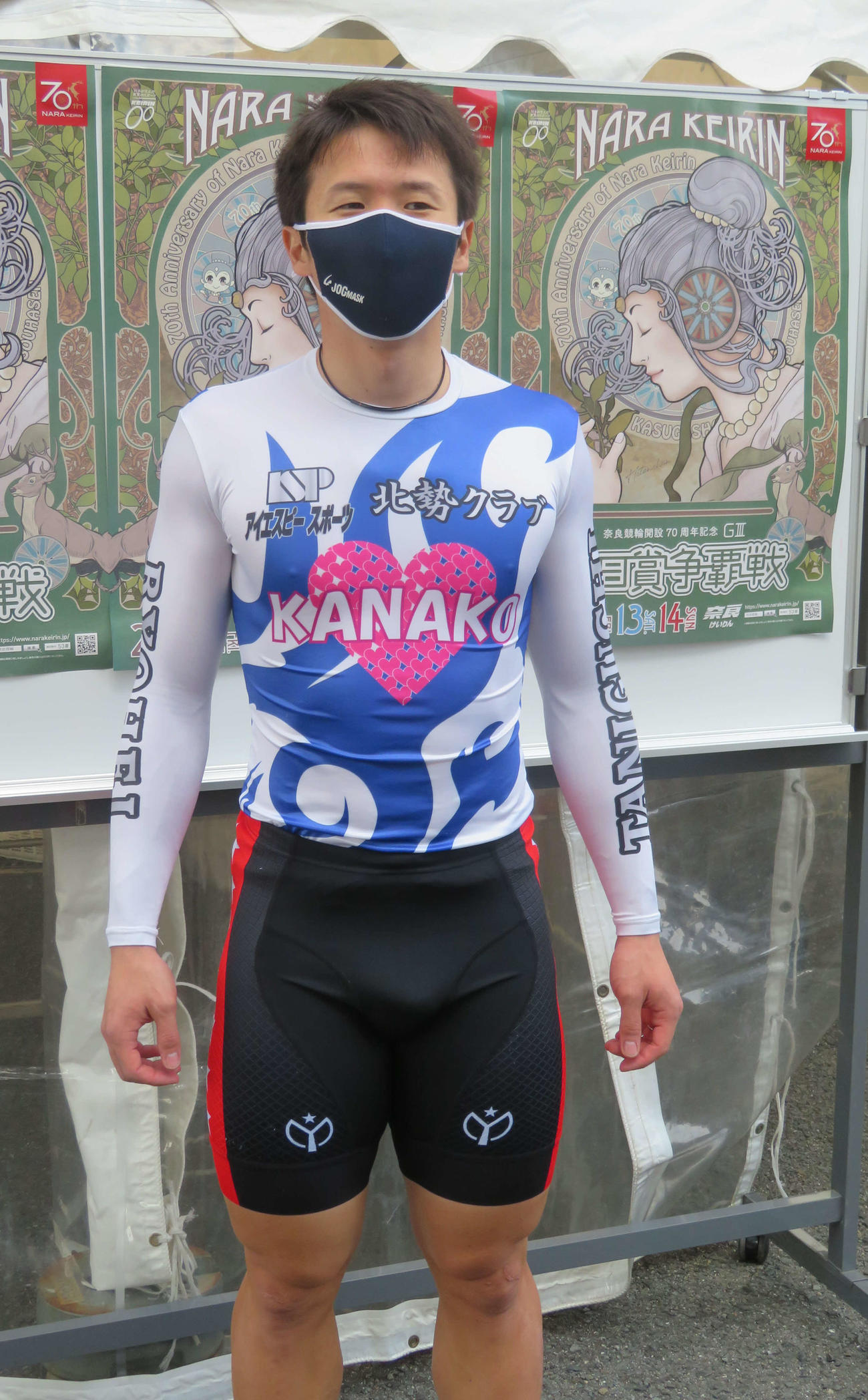 1R1番車の期待に応えて1予1レースを逃げ切った谷口遼平が、愛妻の加奈子さんの名前をプリントしたシャツを着て記念撮影