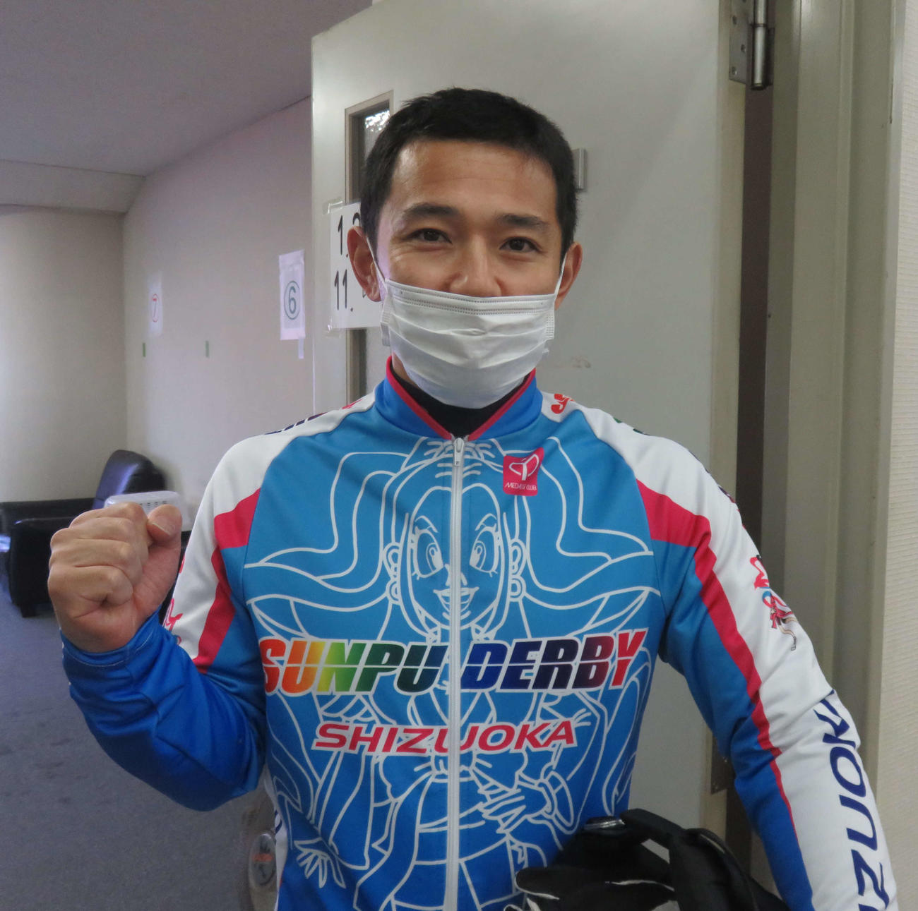 地震から一夜明け、笑顔が戻った榊枝輝文（撮影・栗田文人）