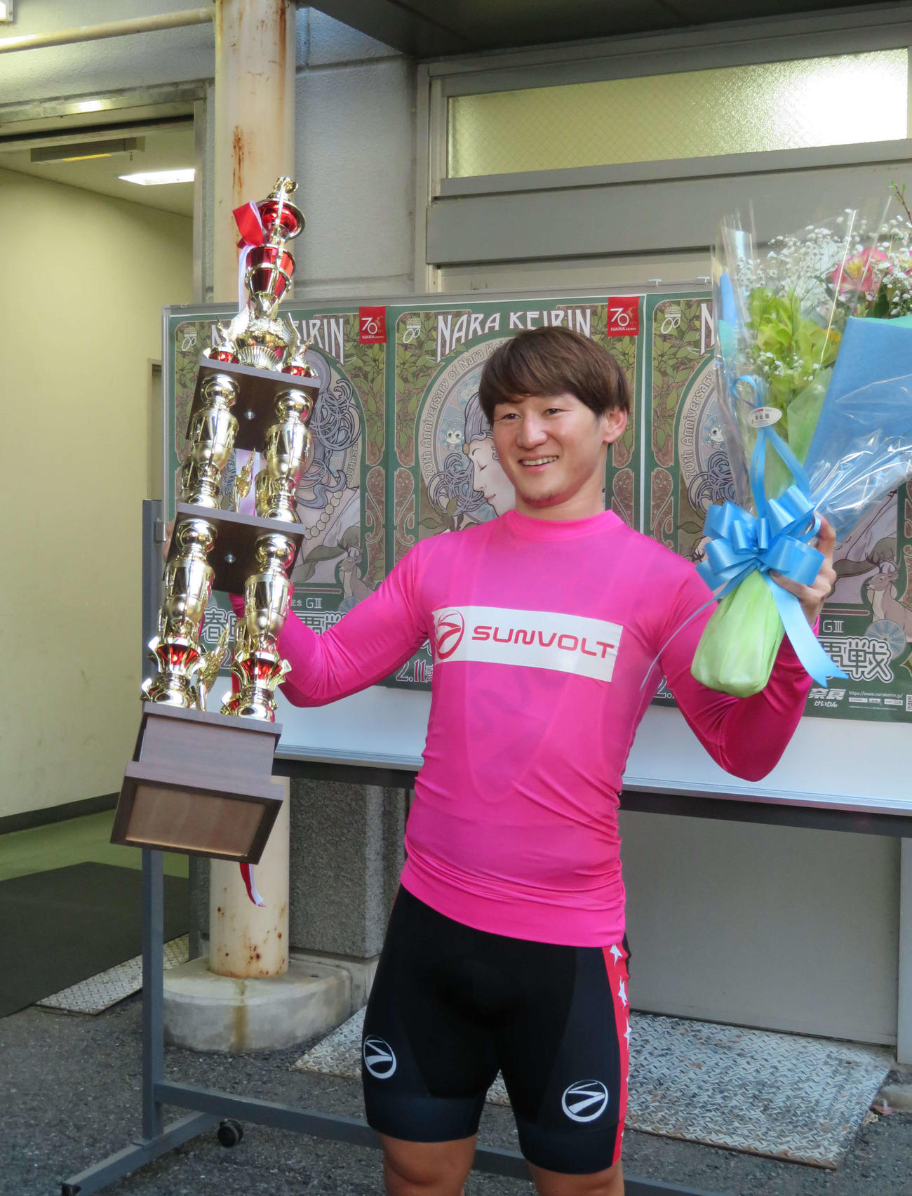 2度目のG3制覇を飾った山田久徳が笑顔で優勝トロフィーを掲げた