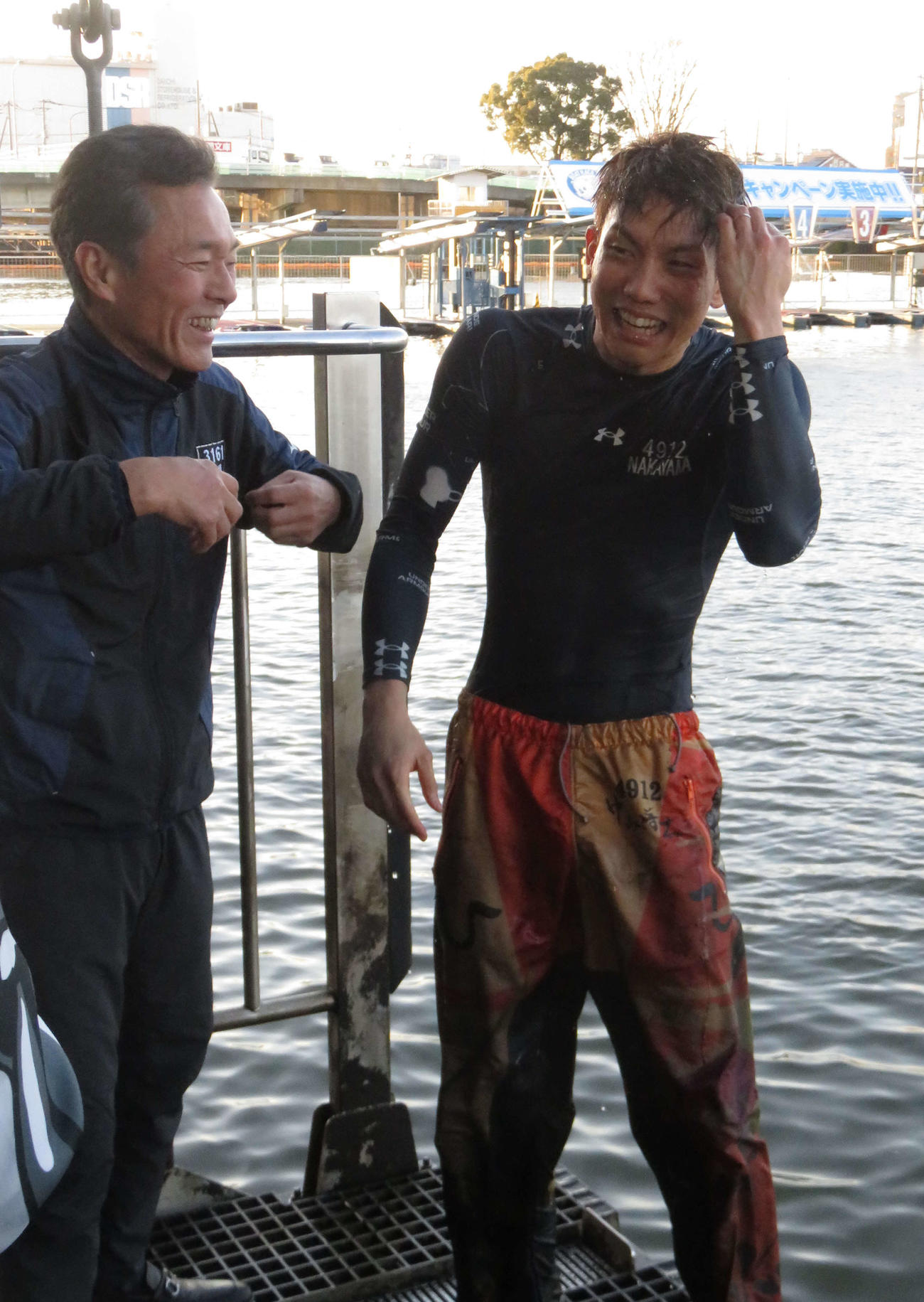 中山将太（右）が古場輝義ら選手仲間から水神祭の祝福を受ける