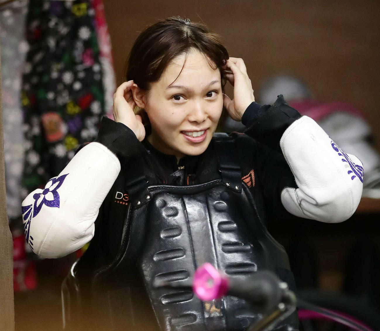 佐藤摩弥が女子レーサーたちを引っ張っていく