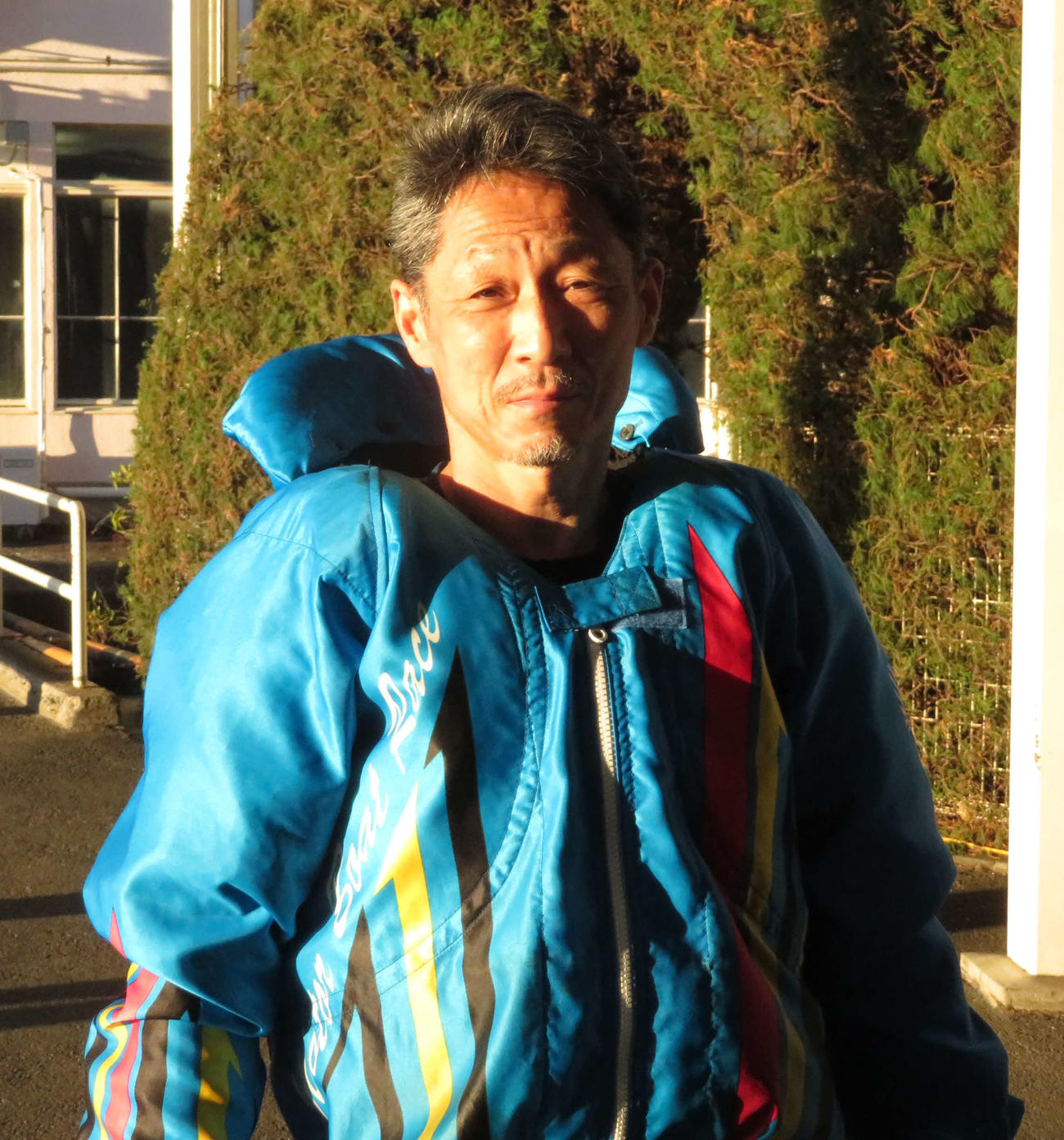 江口晃生がいつも通りの前付けでレースを盛り上げる