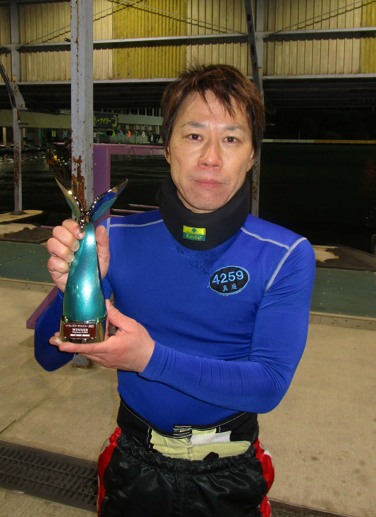 2コースから差し、住之江では2回目、通算10回目の優勝を飾った真庭明志（撮影・安井雅彦）