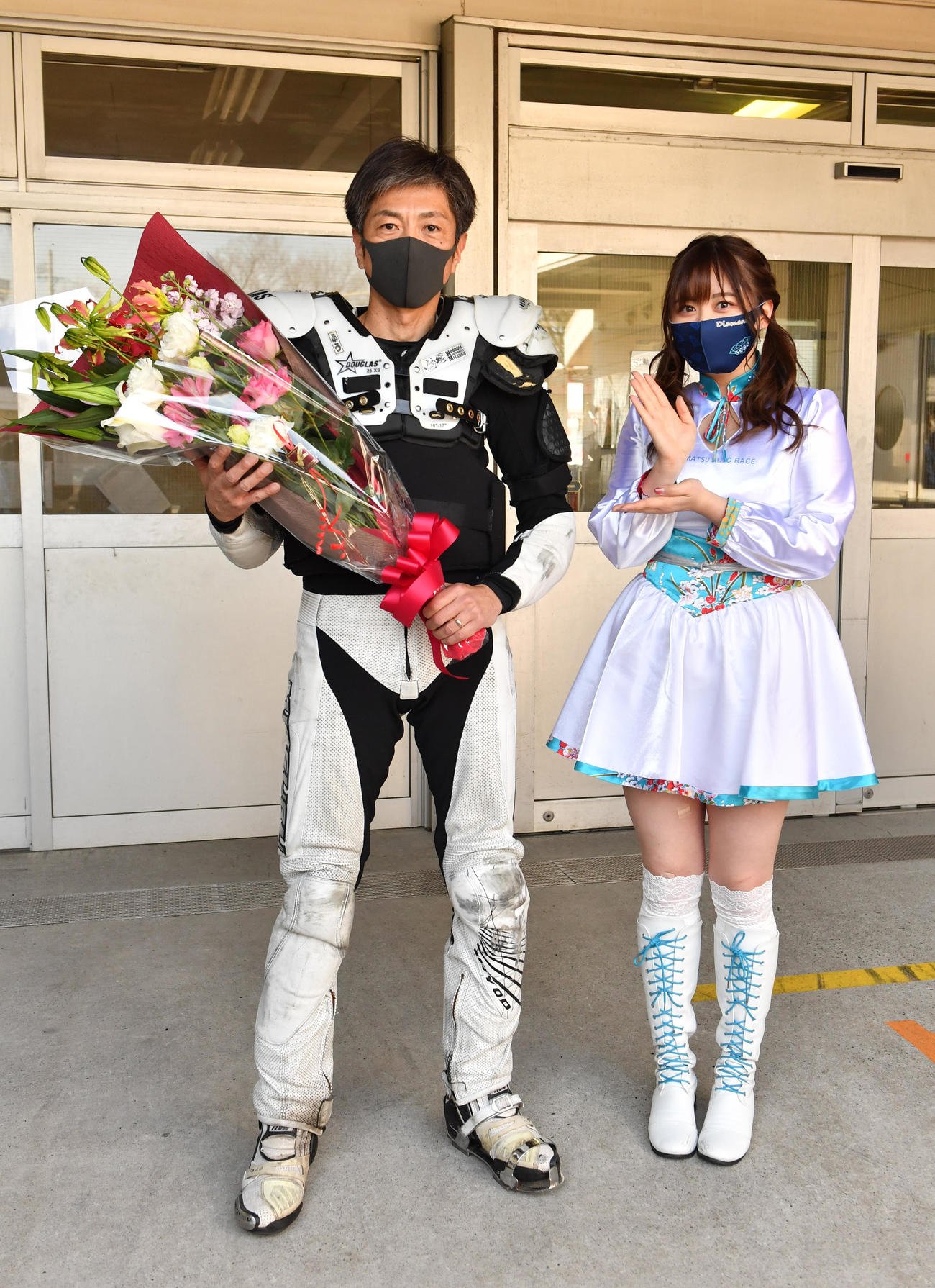 2日目予選1Rで1500勝を達成した高橋貢は浜松オートのイメージガールJINさんから花束を贈られた（撮影・柴田隆二）