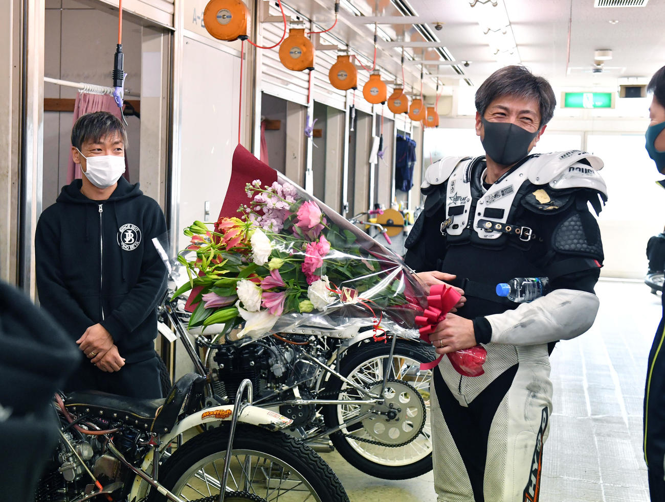 2日目予選1Rで1500勝を達成した高橋貢（右）は青山周平から祝福される（撮影・柴田隆二）