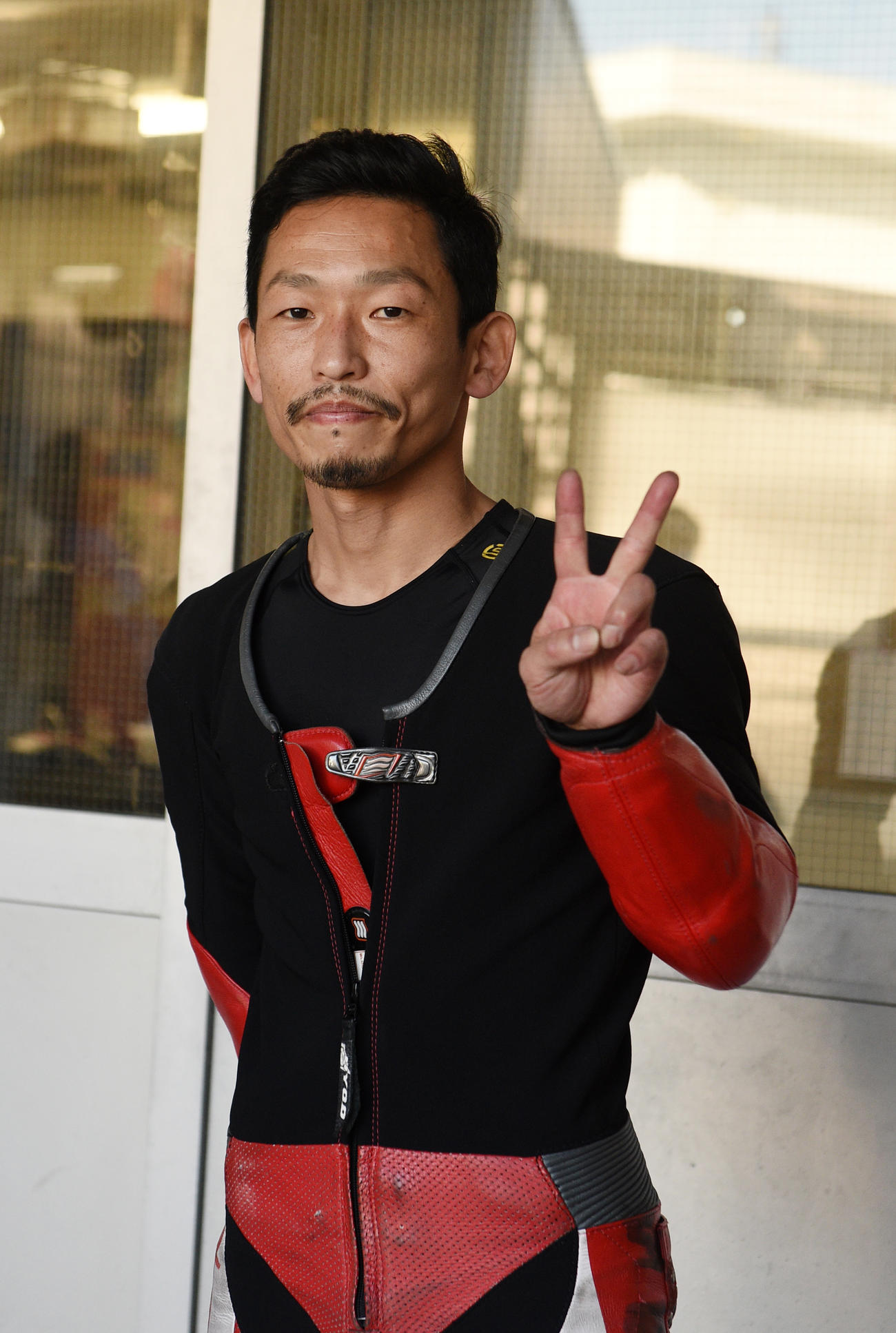 準決勝11Rで2着の中村雅人はVサインする（撮影・柴田隆二）