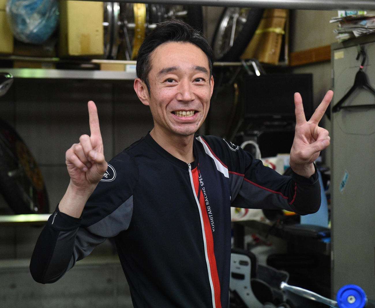 11Rで1200勝を達成した永井大介は笑顔でポーズを決める（撮影・柴田隆二）