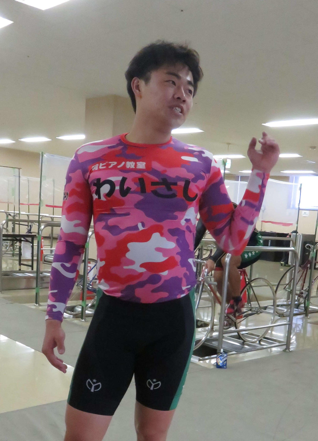 高知競輪　2場所ぶりの優勝へ抱負を話す伊藤旭（撮影・野島成浩）