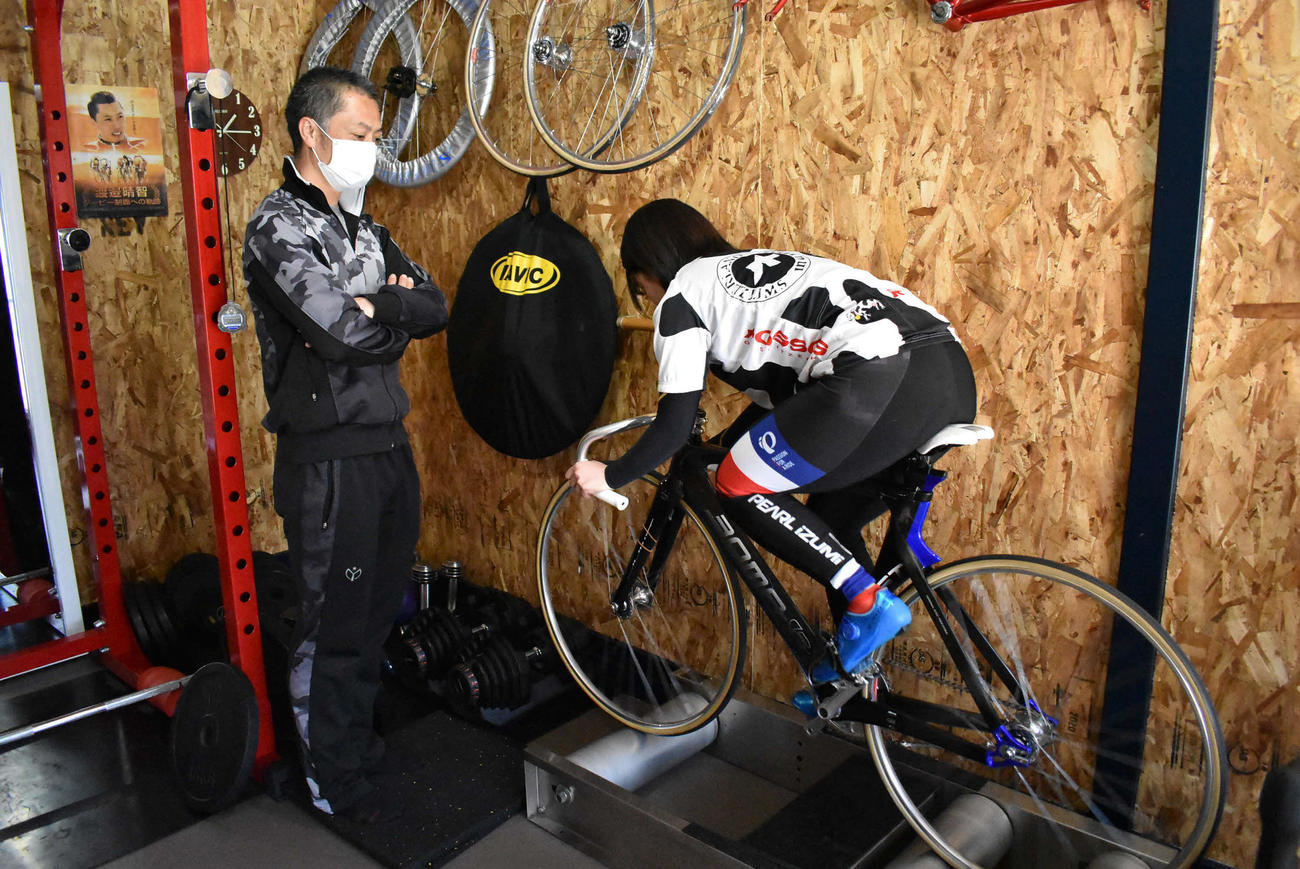 自宅ガレージを改装した練習小屋で娘を指導する渡辺晴智