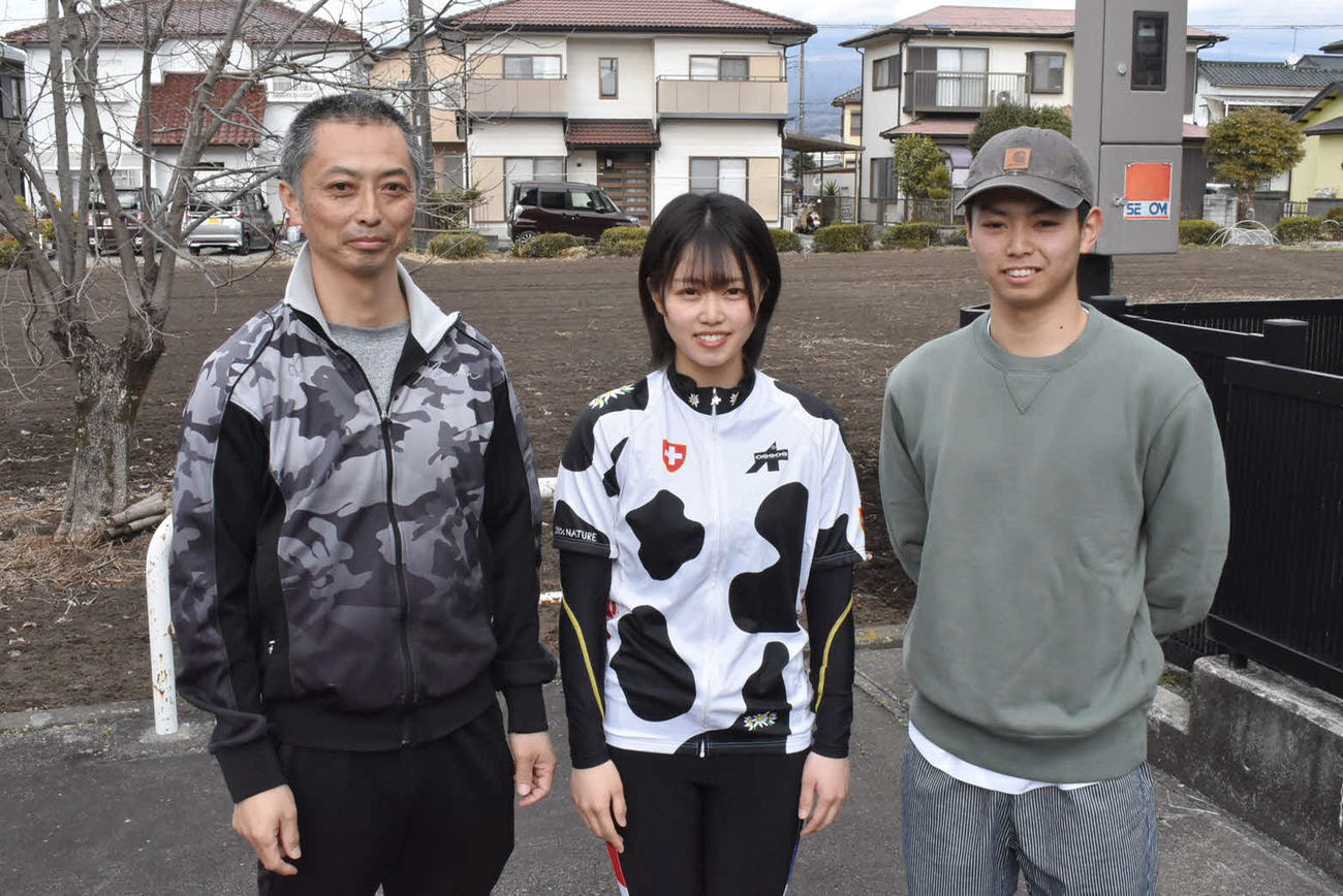 渡辺栞奈は師匠の父晴智(左)と長男の雅也(右)の後を追って競輪界に飛び込んだ