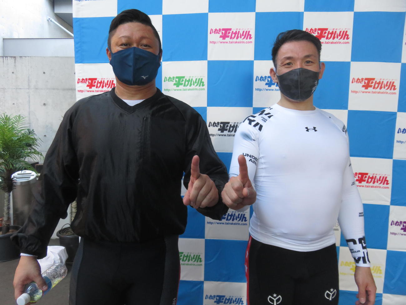 同着で、30代最後のレースを勝利で飾った明田春喜とG3初勝利を挙げた佐山寛明（右）（撮影・栗田文人）