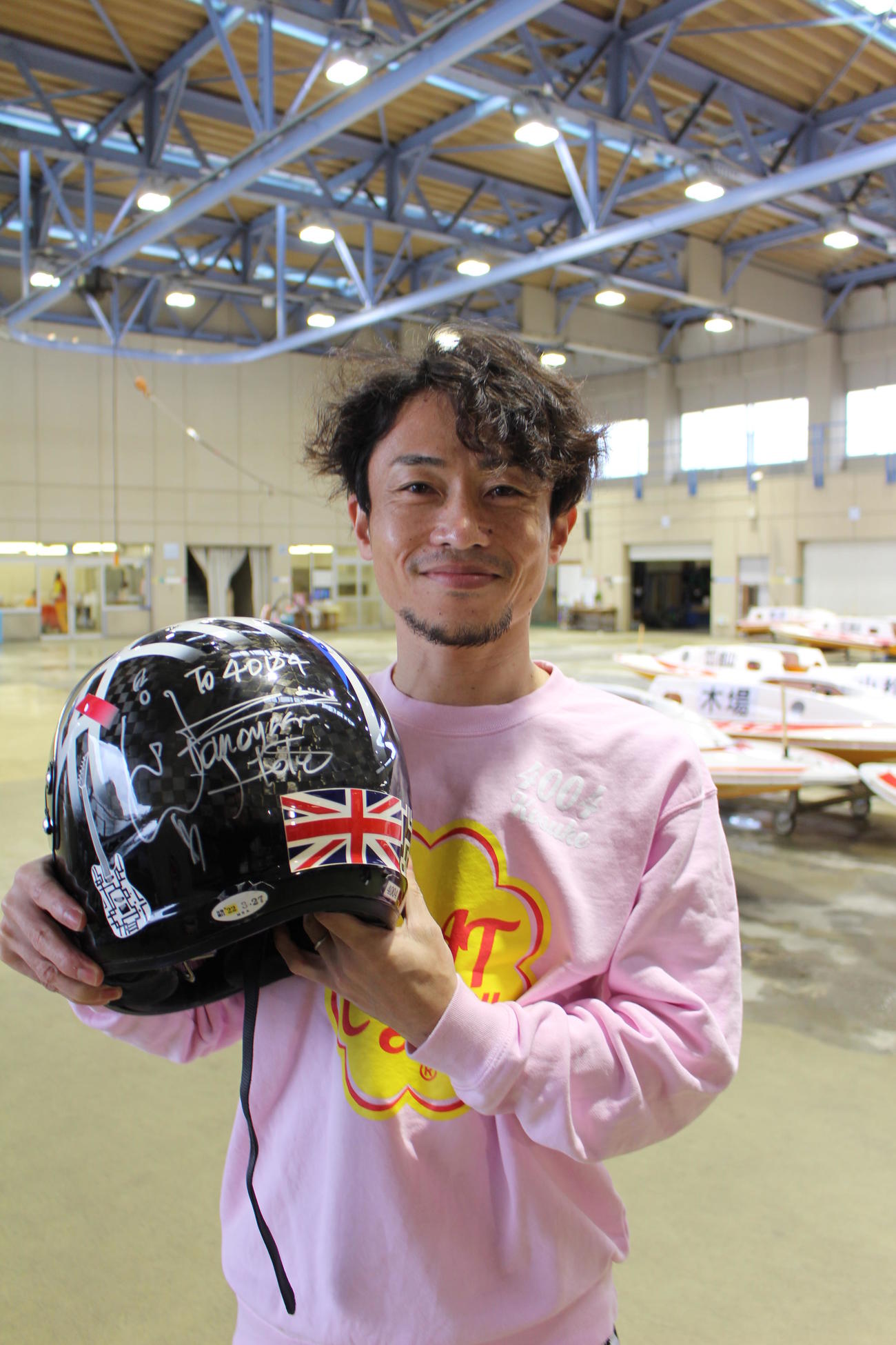 山本浩輔のヘルメットには、ギタリスト・布袋寅泰のサインが入っている（撮影・芹沢誠）