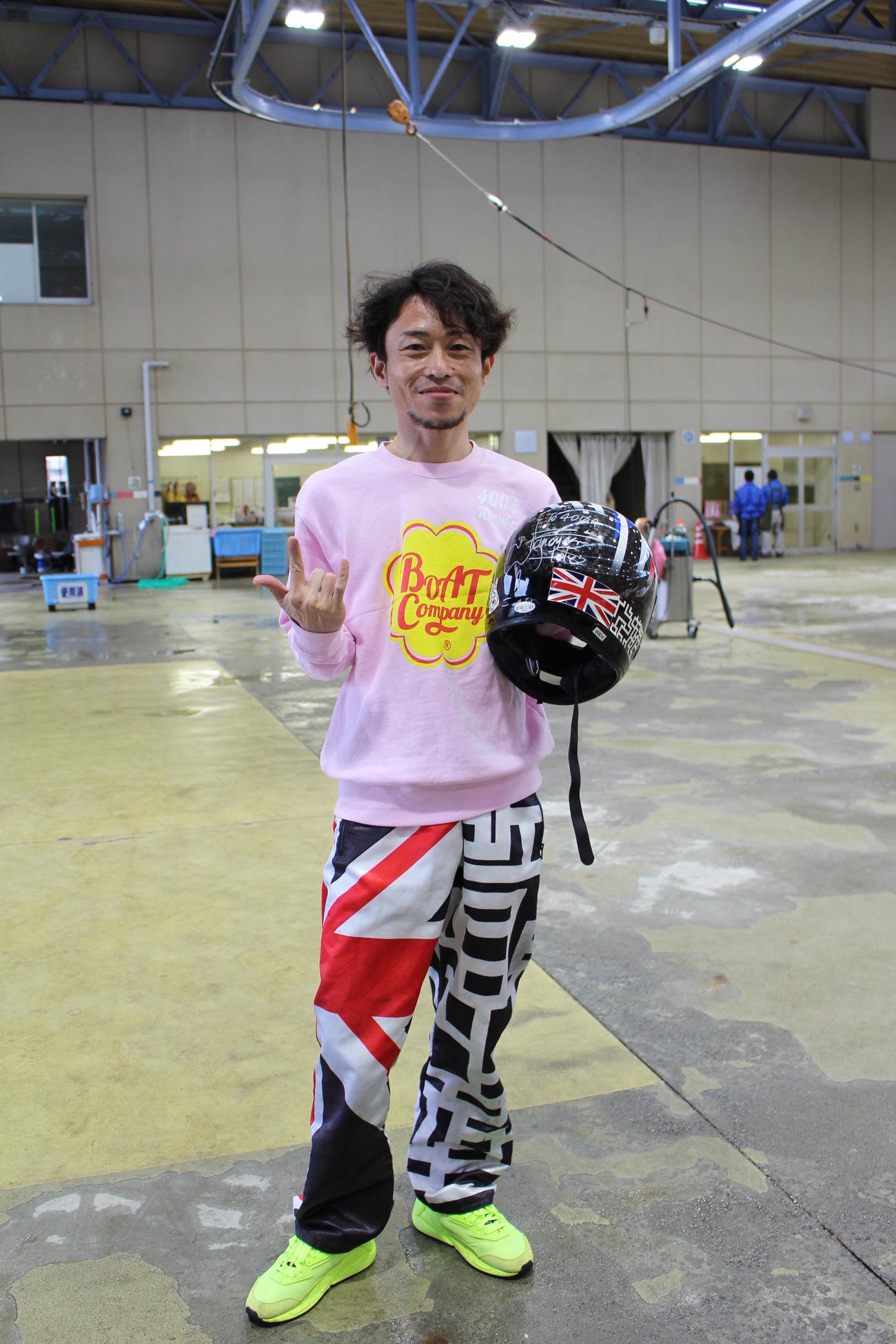 山本浩輔のレース用の合羽には、布袋寅泰が使用するギターの柄とユニオンジャックが描かれている（撮影・芹沢誠）