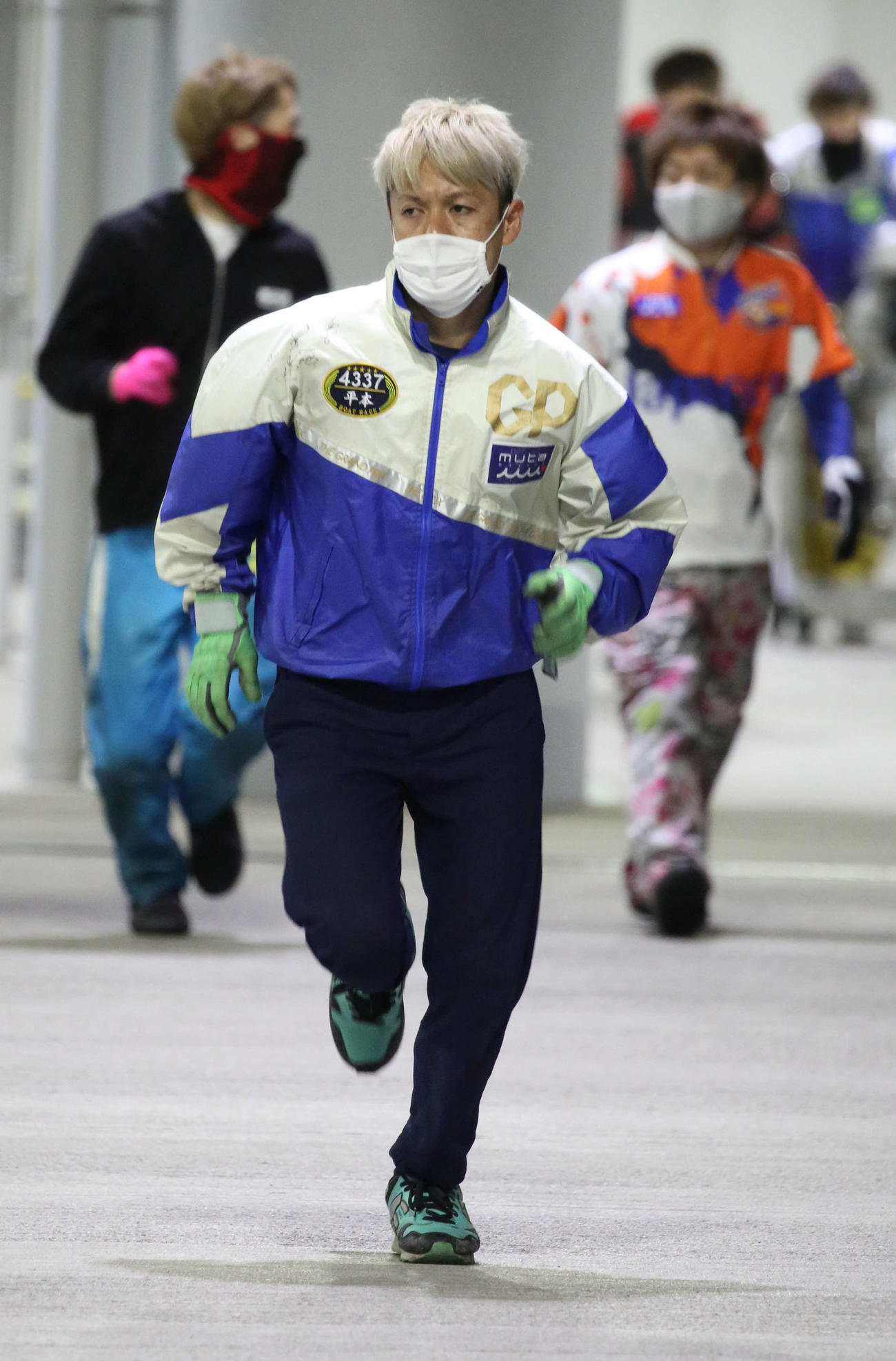 好素性の80号機を手にした平本真之（撮影・渦原淳）