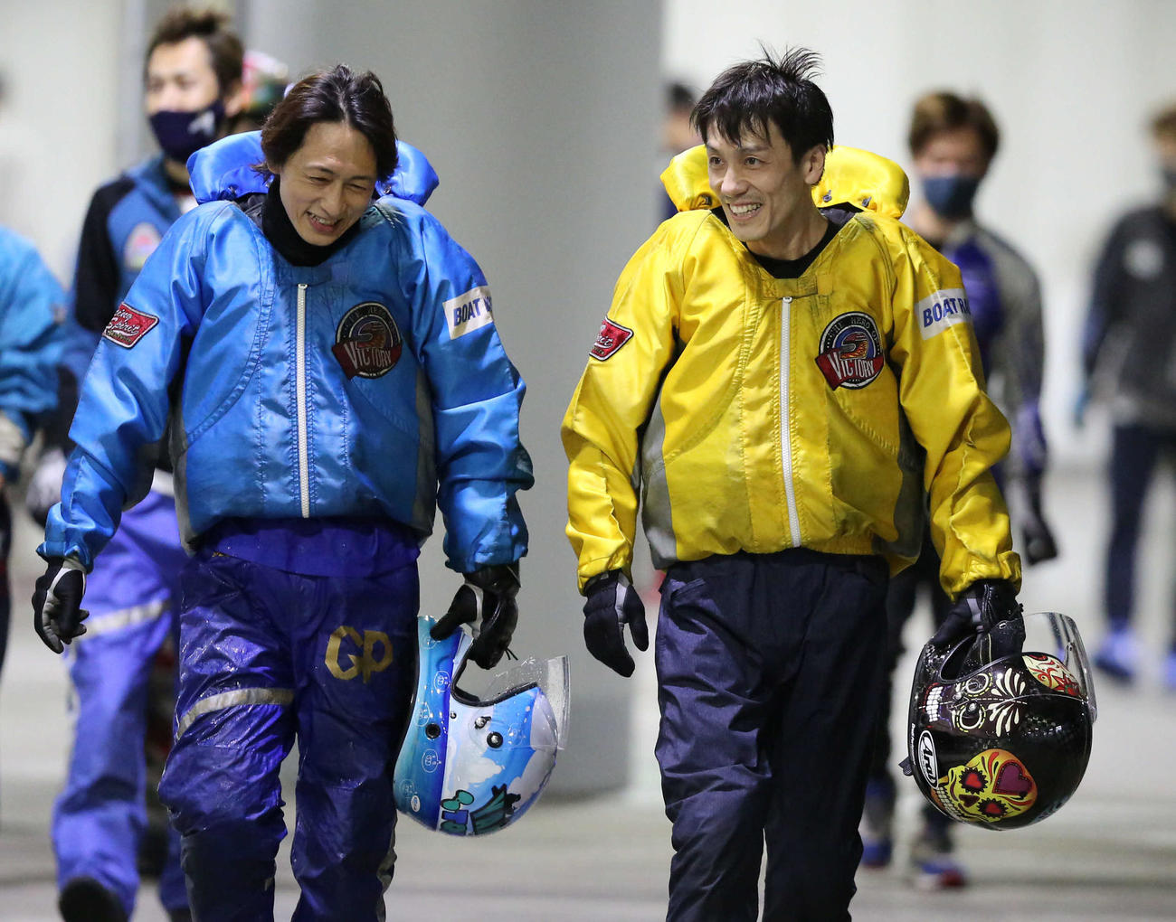 8R、2着の中野次郎。左は3着の山崎智也（撮影・渦原淳）