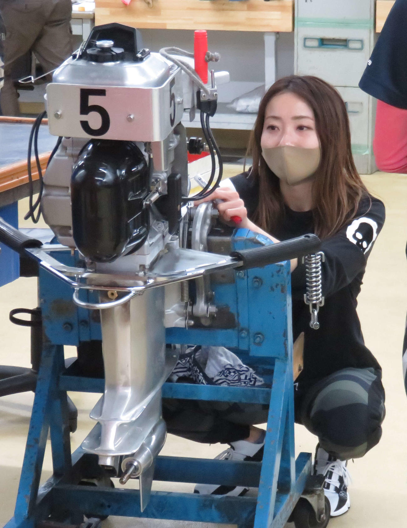 相棒の5号機を着々と仕上げる浜田亜理沙