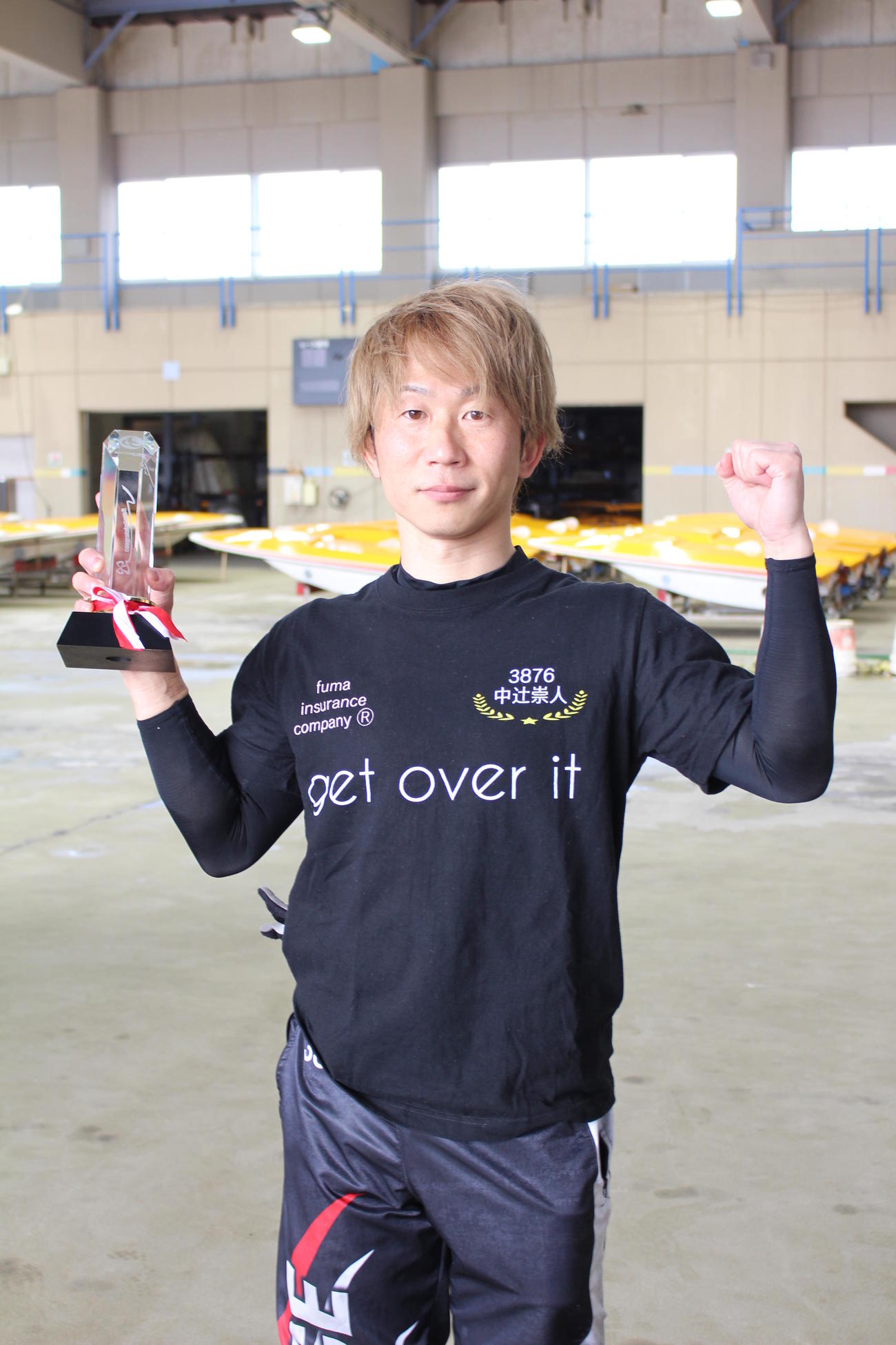 優勝してトロフィーを掲げる中辻崇人