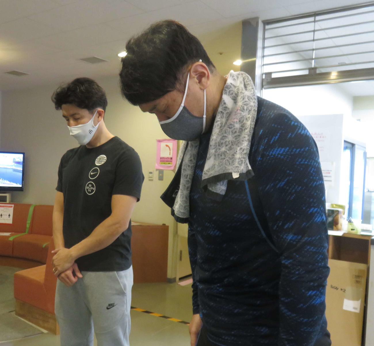 東日本大震災が起きた午後2時46分に黙とうを行う福島の渡辺一成（左）と石川恭規（撮影・栗田文人）