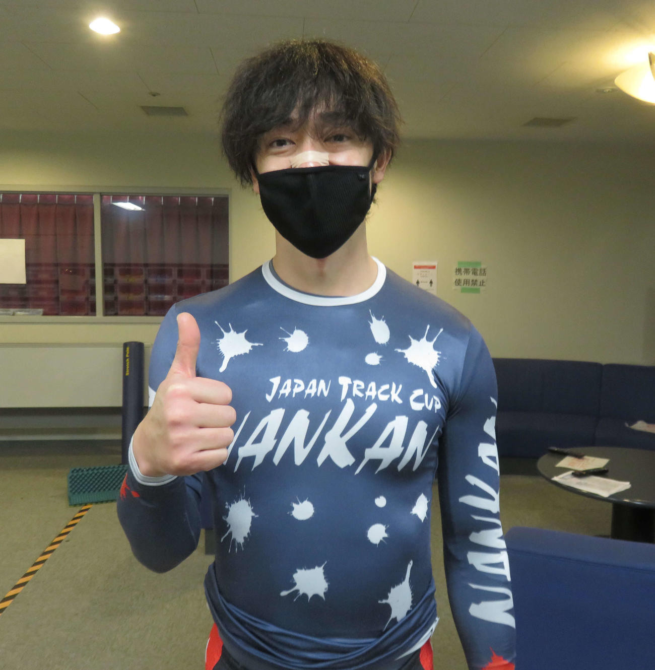 「1歳10カ月の息子が、最近になってできるようになった」と言うサムアップポーズを見せる山中秀将（撮影・栗田文人）
