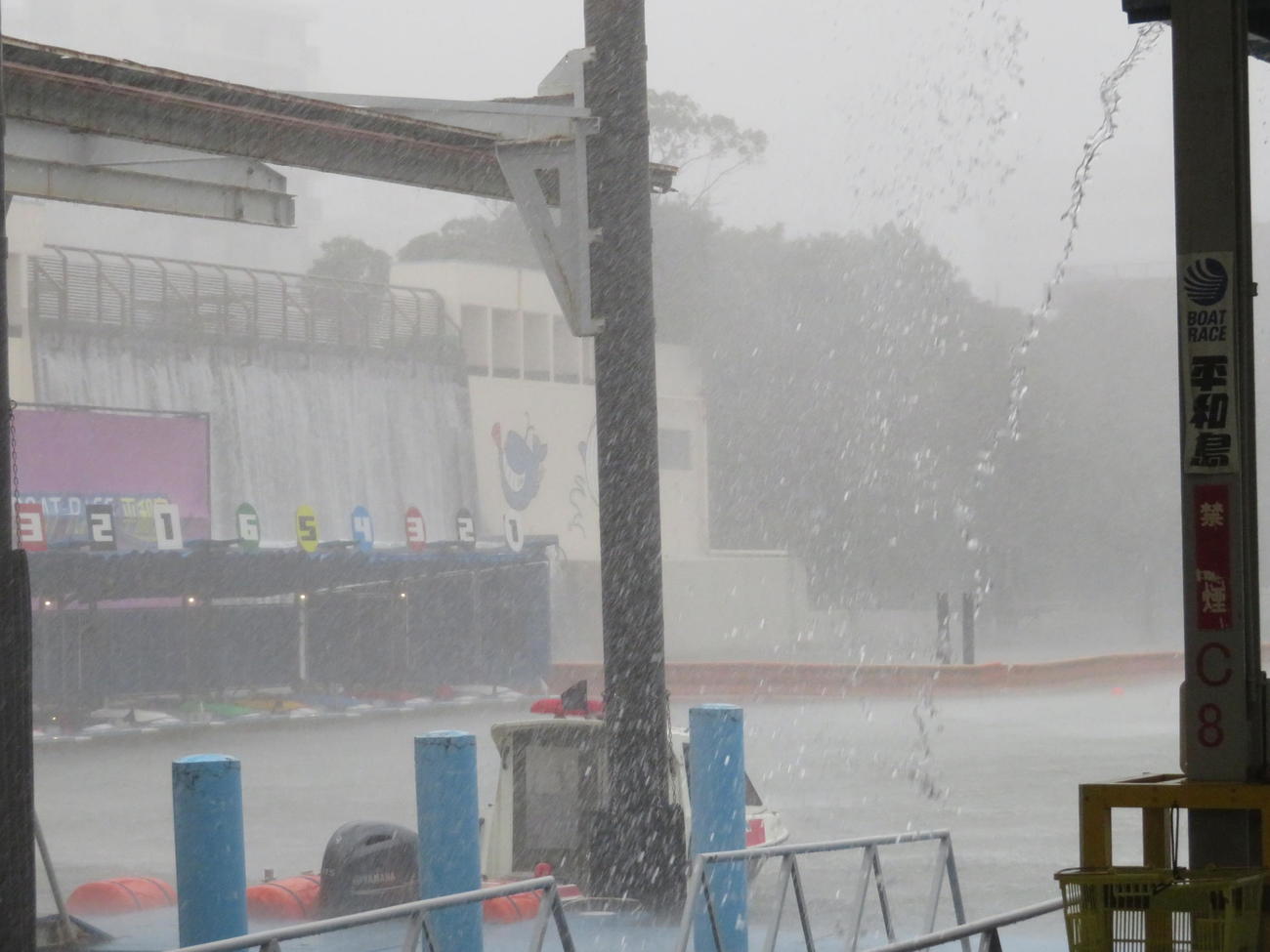 10R発売中に大雨が降り、レースが一時中断（撮影・古村亮）