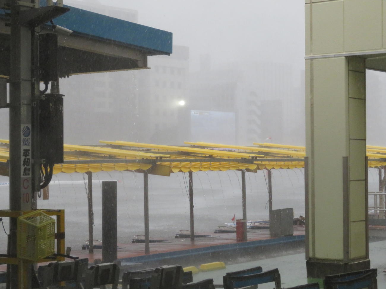 10R発売中に大雨が降り、レースが一時中断（撮影・古村亮）