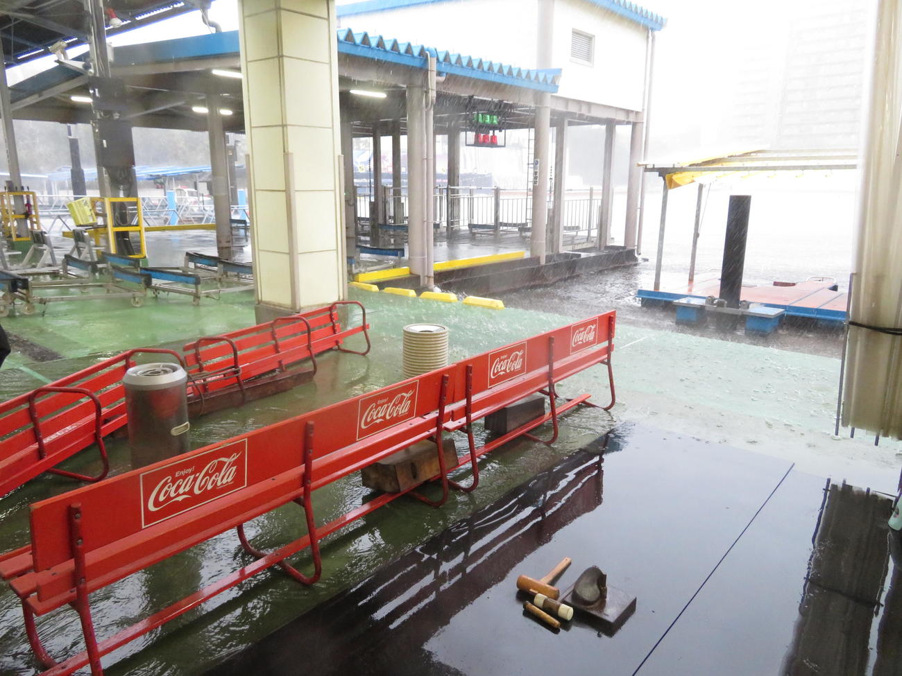 10R発売中に大雨が降り、レースが一時中断。ベンチも強風で倒れる（撮影・古村亮）