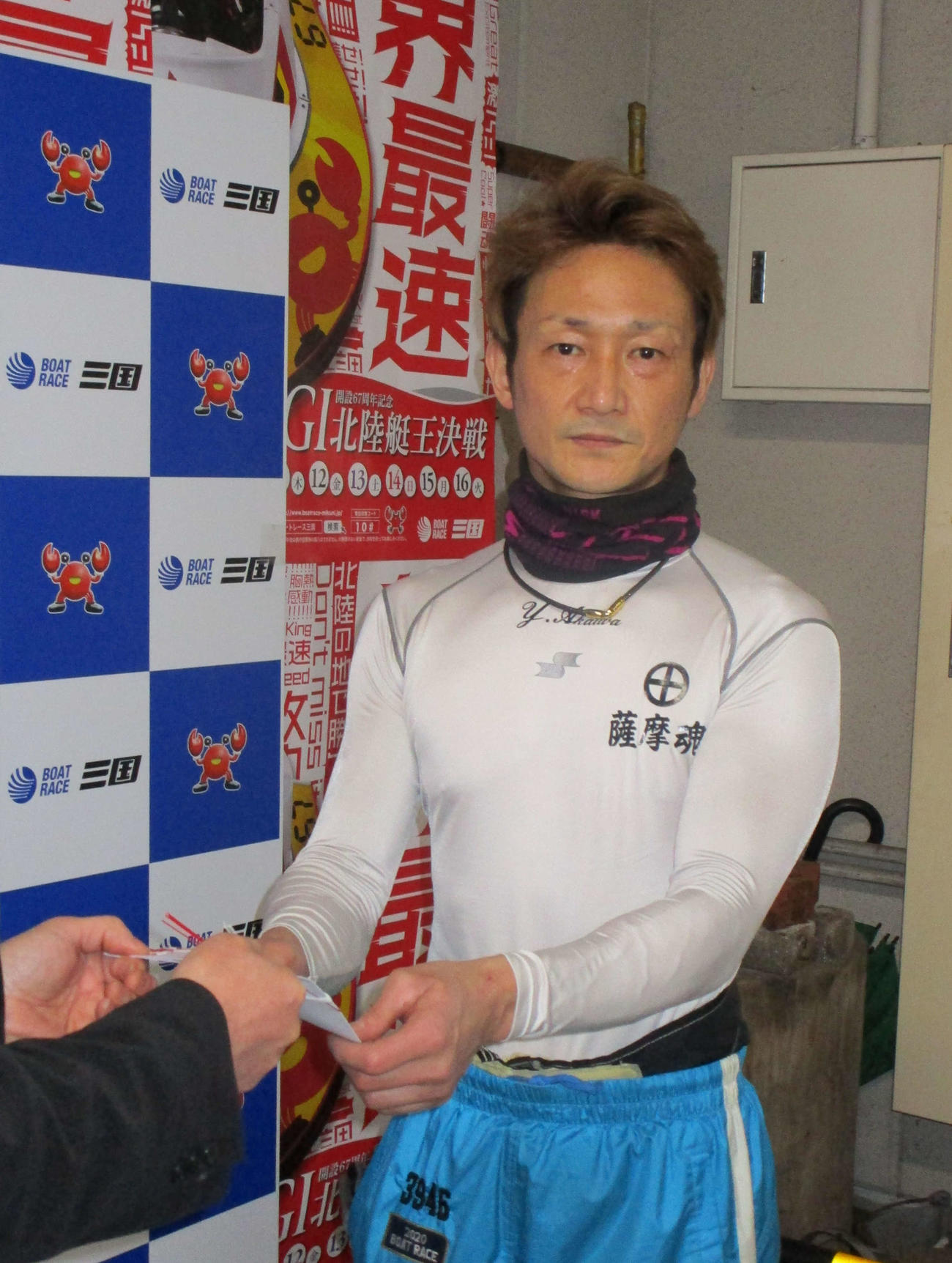 通算2000勝を達成し、表彰を受けた赤岩善生