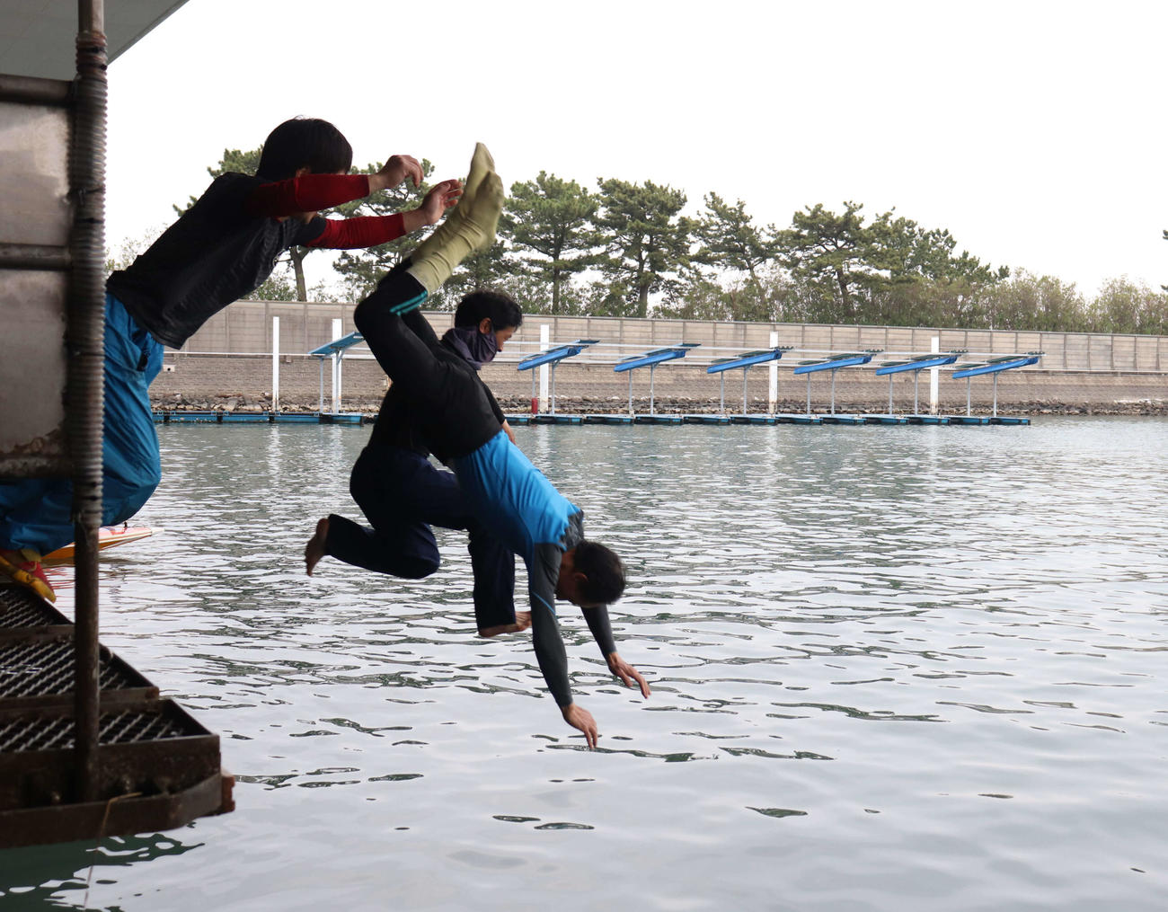 引退した藤井定美の水神祭。中里英夫（左）と高山秀雄（奥）が一緒に飛び込んだ