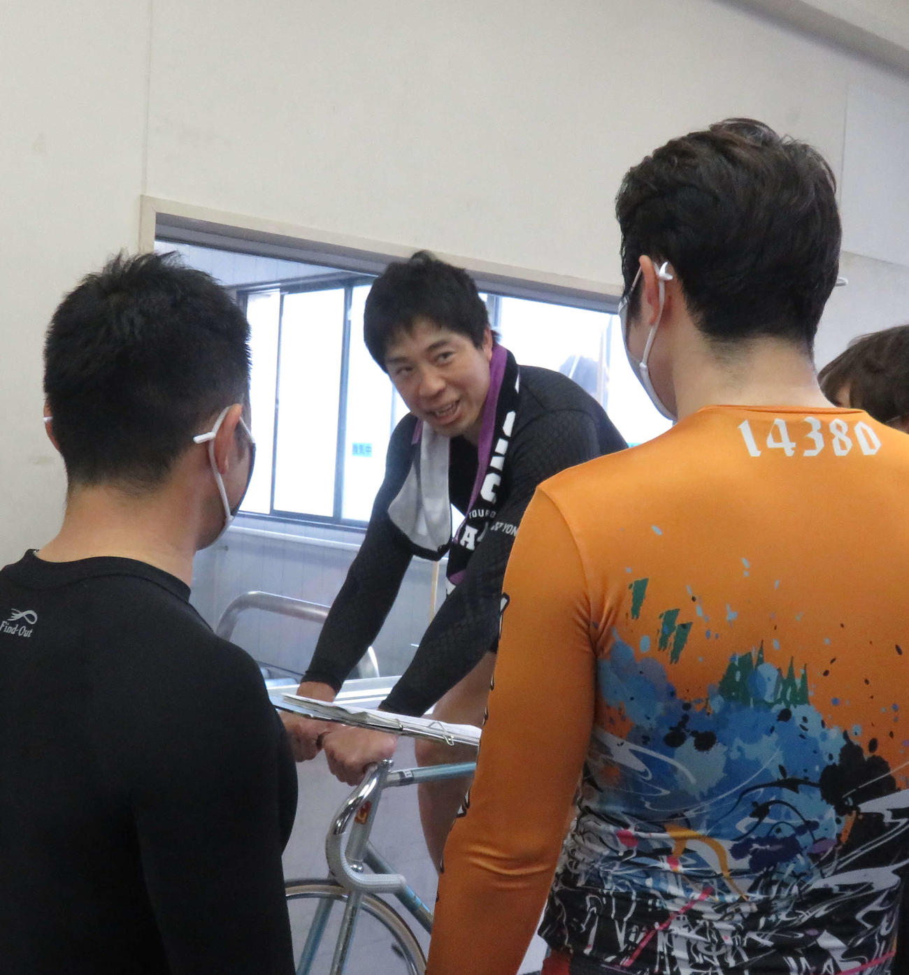 伏見俊昭（中央）が山賀雅仁（左）と根田空史から連係へ話し込む（撮影・野島成浩）