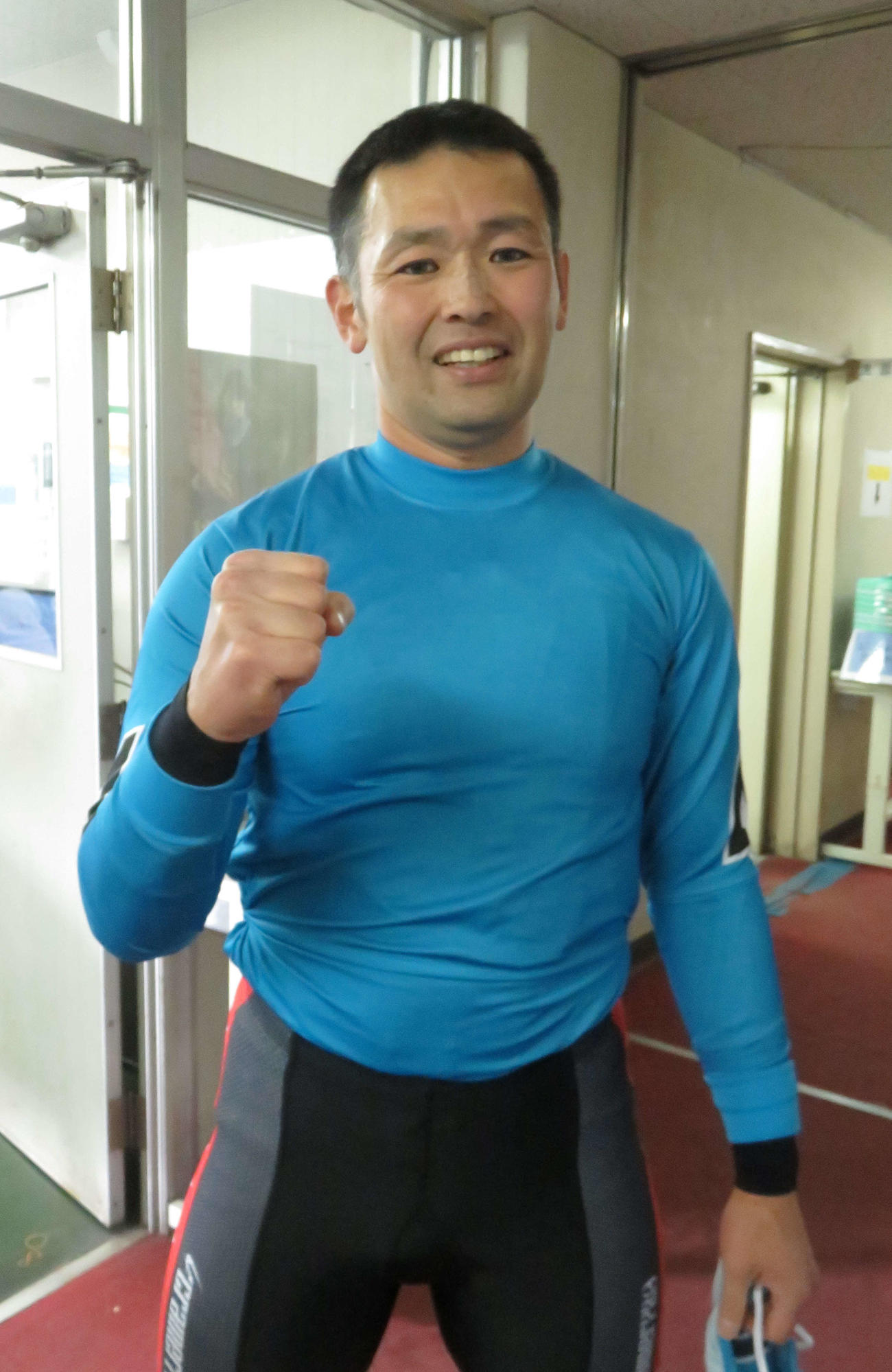 大宮競輪　山賀雅仁が3場所ぶり今年2度目の優勝を果たしてガッツポーズする（撮影・野島成浩）