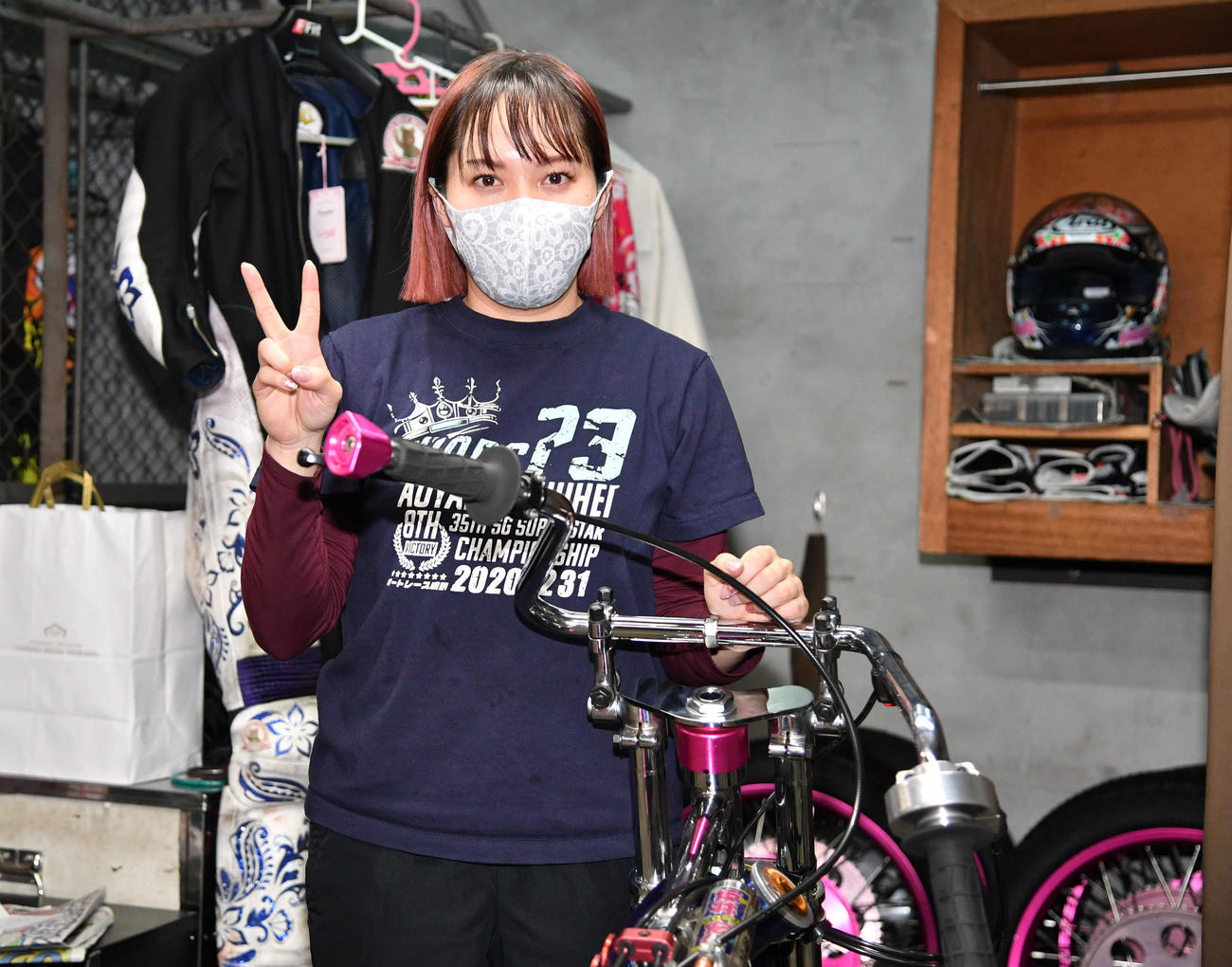 特別G1共同通信社杯プレミアムカップ1日目　12R、勝利し5サインを見せる佐藤摩弥（撮影・岩下翔太）