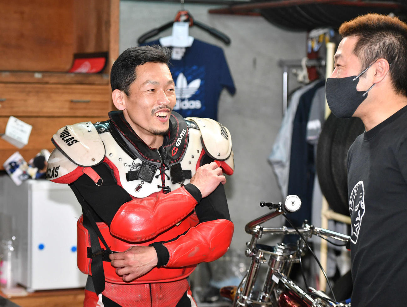 7R、勝利しロッカーで大木光（右）と談笑する中村雅人（撮影・岩下翔太）