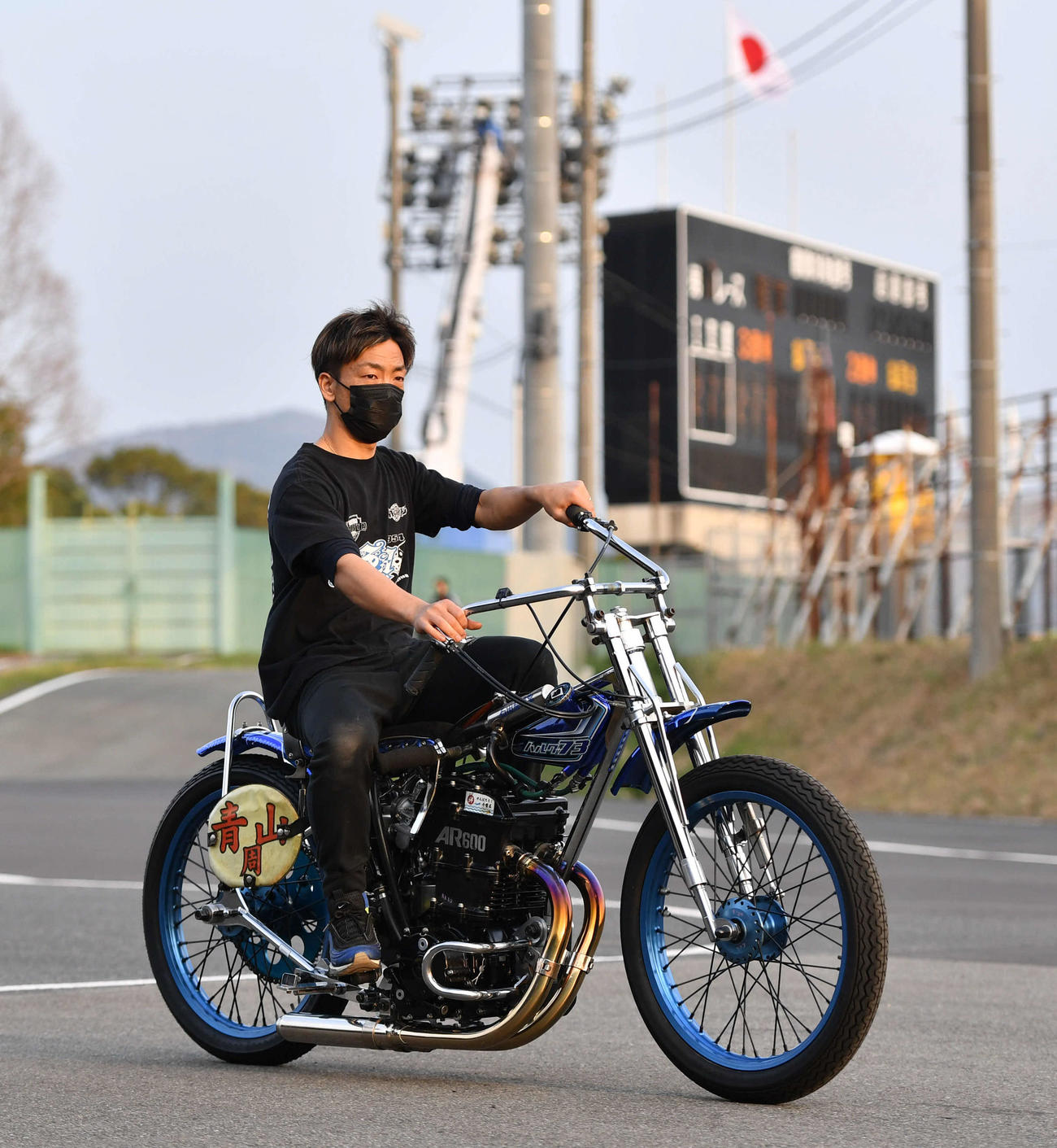 夕日を浴びながらエンジンの確認を行う青山周平（撮影・岩下翔太）