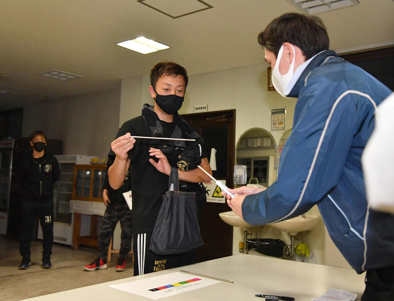優勝戦の枠番を決める予備抽選を引く荒尾聡（撮影・岩下翔太）
