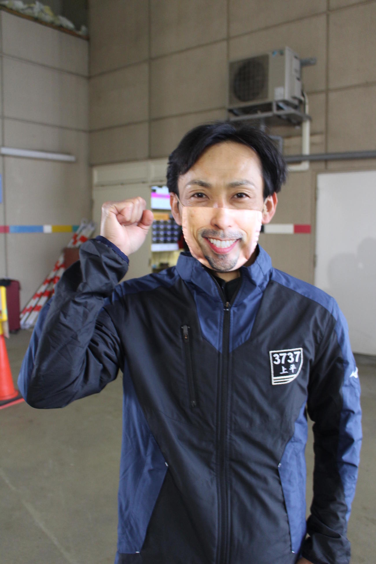 上平真二は撮影リクエストに「これで行きましょう」とマスク姿で、ひょうきんな一面を見せた