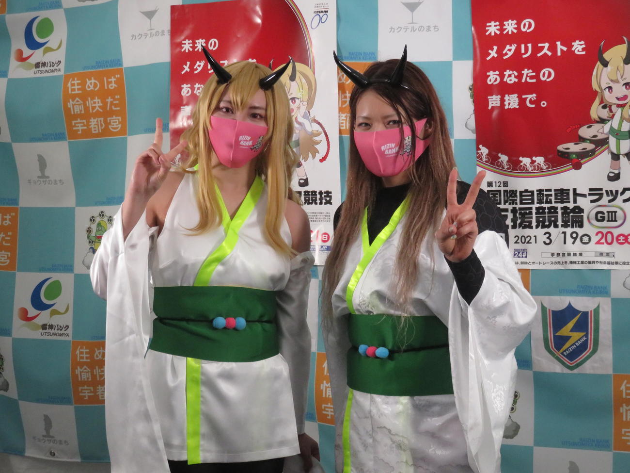 石井寛子（右）は宇都宮競輪場のマスコット「らいりん」に変身して優勝記念撮影（撮影・山本幸史）