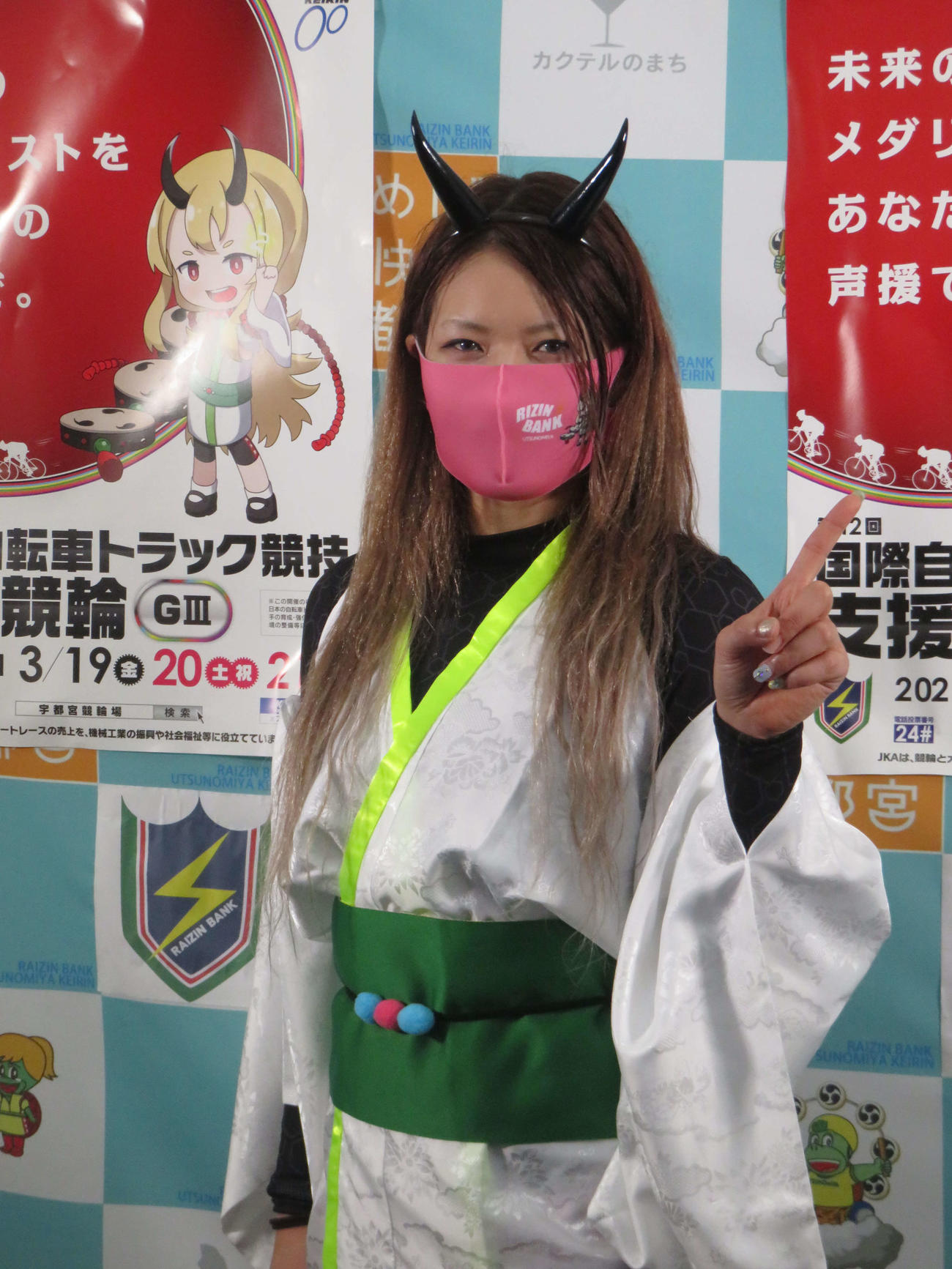 石井寛子は優勝の記念に宇都宮のマスコット「らいりん」のコスプレ姿で登場（撮影・山本幸史）
