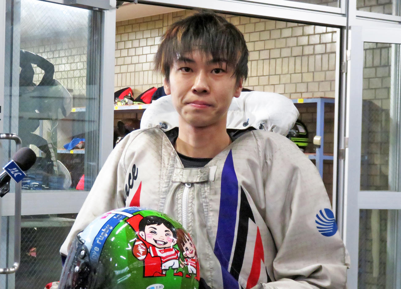 似顔絵プリントの右にいる娘の誕生日に準優勝利の藤山翔大（撮影・窪寺伸行）