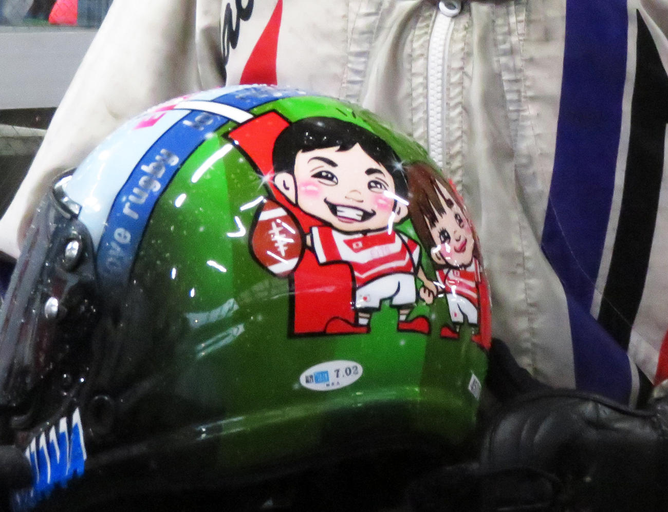 ヘルメットにプリントされた藤山翔大と娘のイラスト（撮影・窪寺伸行）