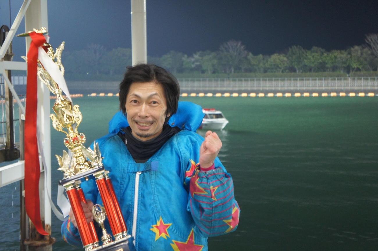 地元の大賀広幸が久々の優勝を飾りガッツポーズ