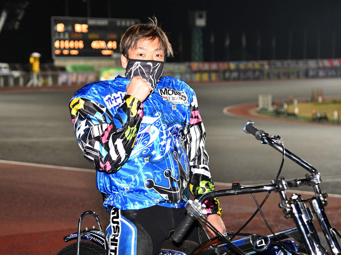 優勝戦を制しガッツポーズする青山周平（撮影・岩下翔太）