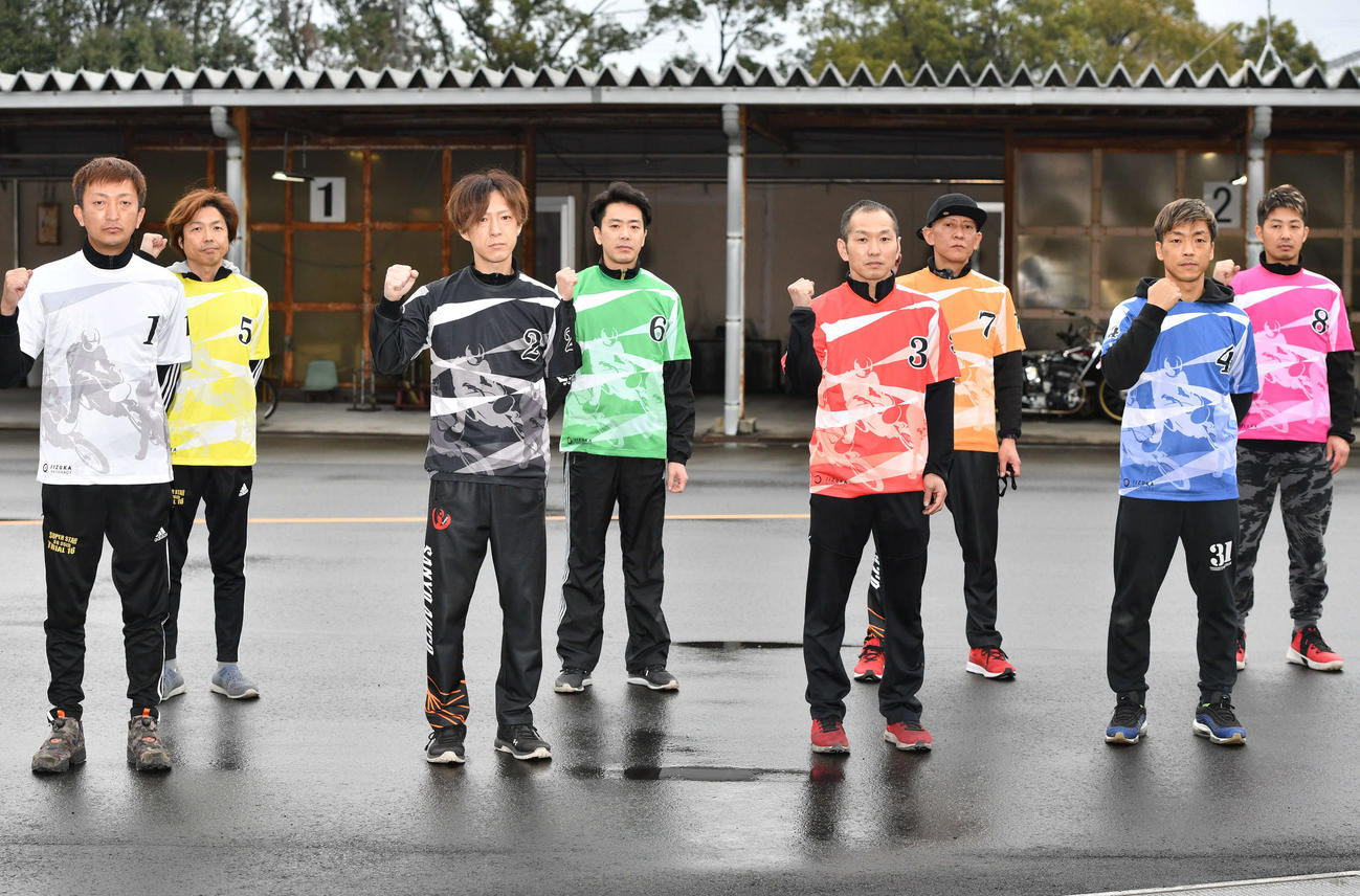特別G1共同通信社杯プレミアムカップ5日目　12Rの優勝戦を前に力強くガッツポーズする、前列左端より1号車・荒尾聡、2号車・丹村飛竜、3号車・西原智昭、4号車・青山周平、後列左端より5号車・有吉辰也、6号車・木村武之、7号車・佐々木啓、8号車・金子大輔（撮影・岩下翔太）