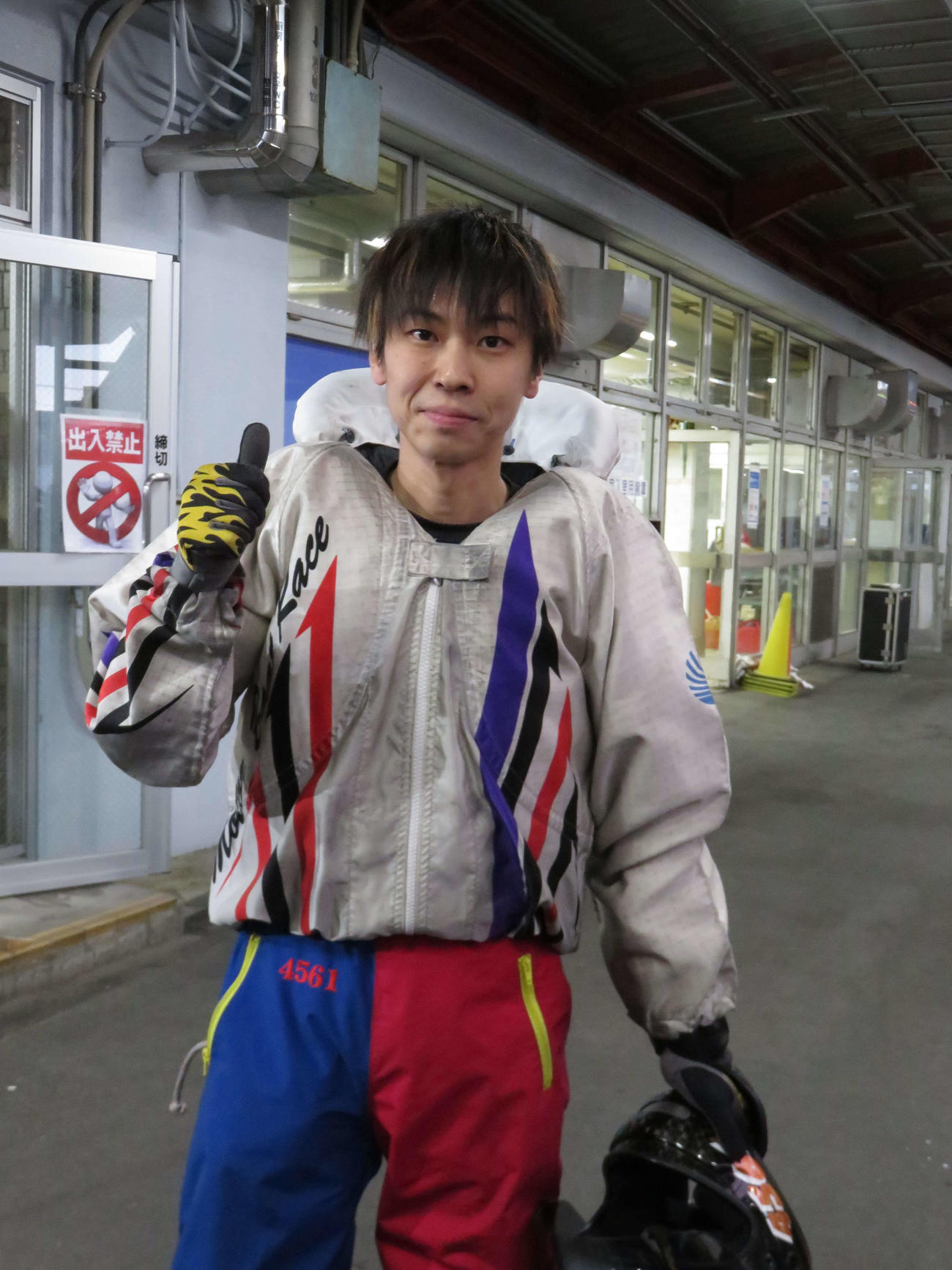 通算2度目Vをサムズアップポーズで喜ぶ藤山翔大（撮影・窪寺伸行）