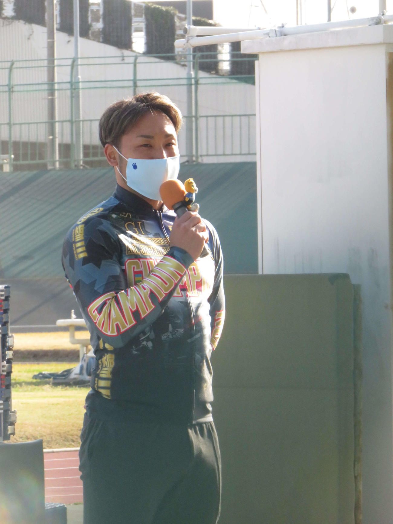 入場再開となった川崎競輪場で全日本選抜の優勝報告をする郡司浩平