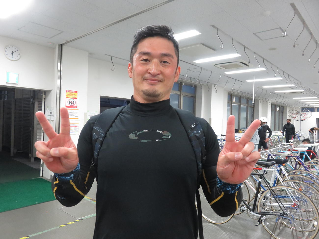 有終Vを飾った林巨人の引退を惜しむ村上卓茂は林巨人のポーズを決める