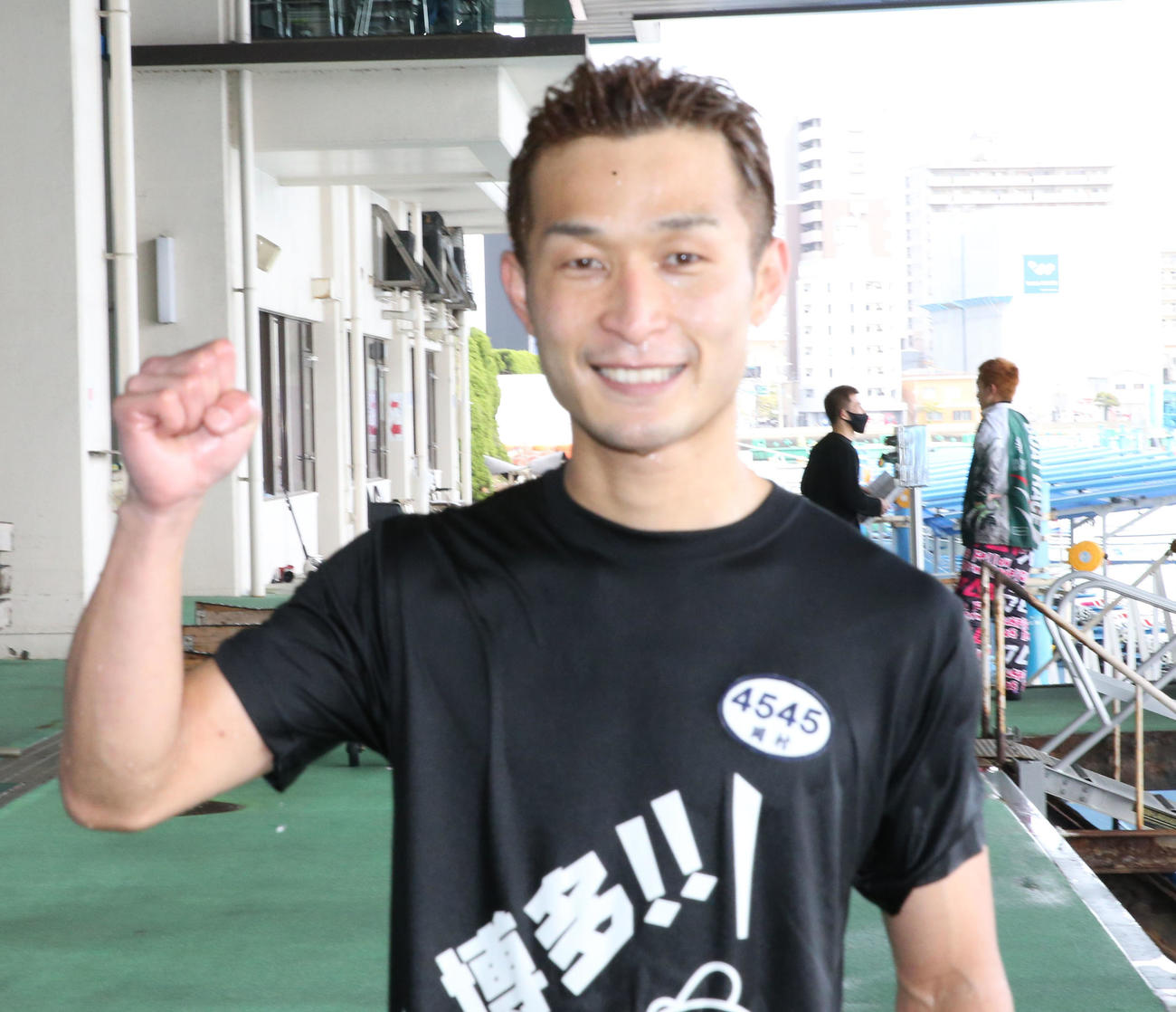 差しで競り勝った岡村慶太（撮影・屋方直哉）